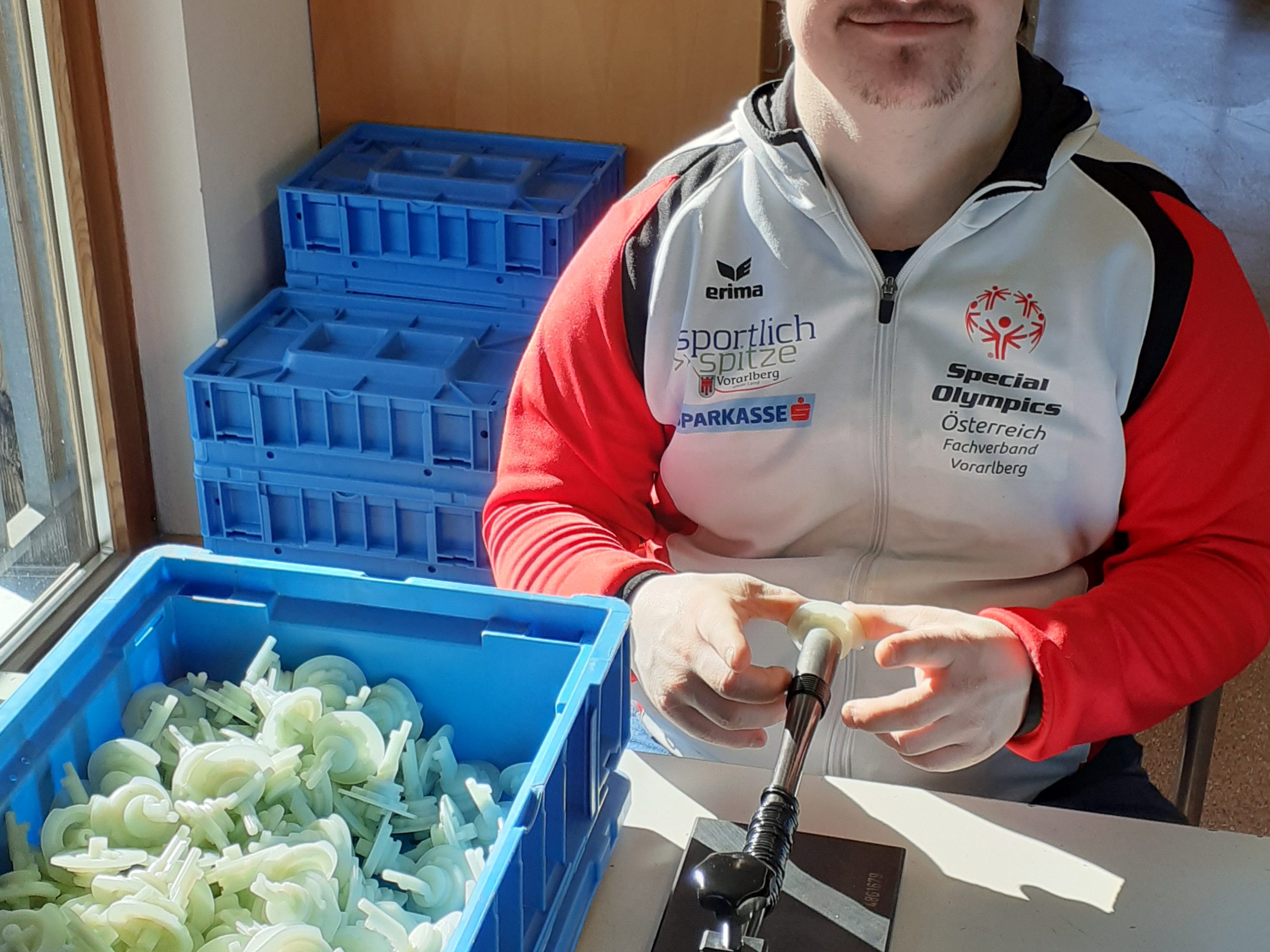 Simon Zudrell arbeitet in der Werkstätte Montafon. Simon Zudrell arbeitet in der Werkstätte Montafon.