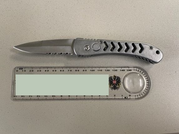 Dieses Klappmesser soll der 19-Jährige in der Straßenbahn gezückt haben. Dieses Klappmesser soll der 19-Jährige in der Straßenbahn gezückt haben.
