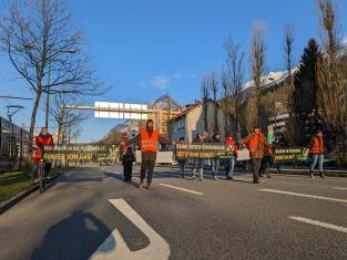 In Innsbruck blockierten Klima-Aktivisten am Mittwochvormittag den Verkehr mit einem "Protestmarsch". In Innsbruck blockierten Klima-Aktivisten am Mittwochvormittag den Verkehr mit einem "Protestmarsch".