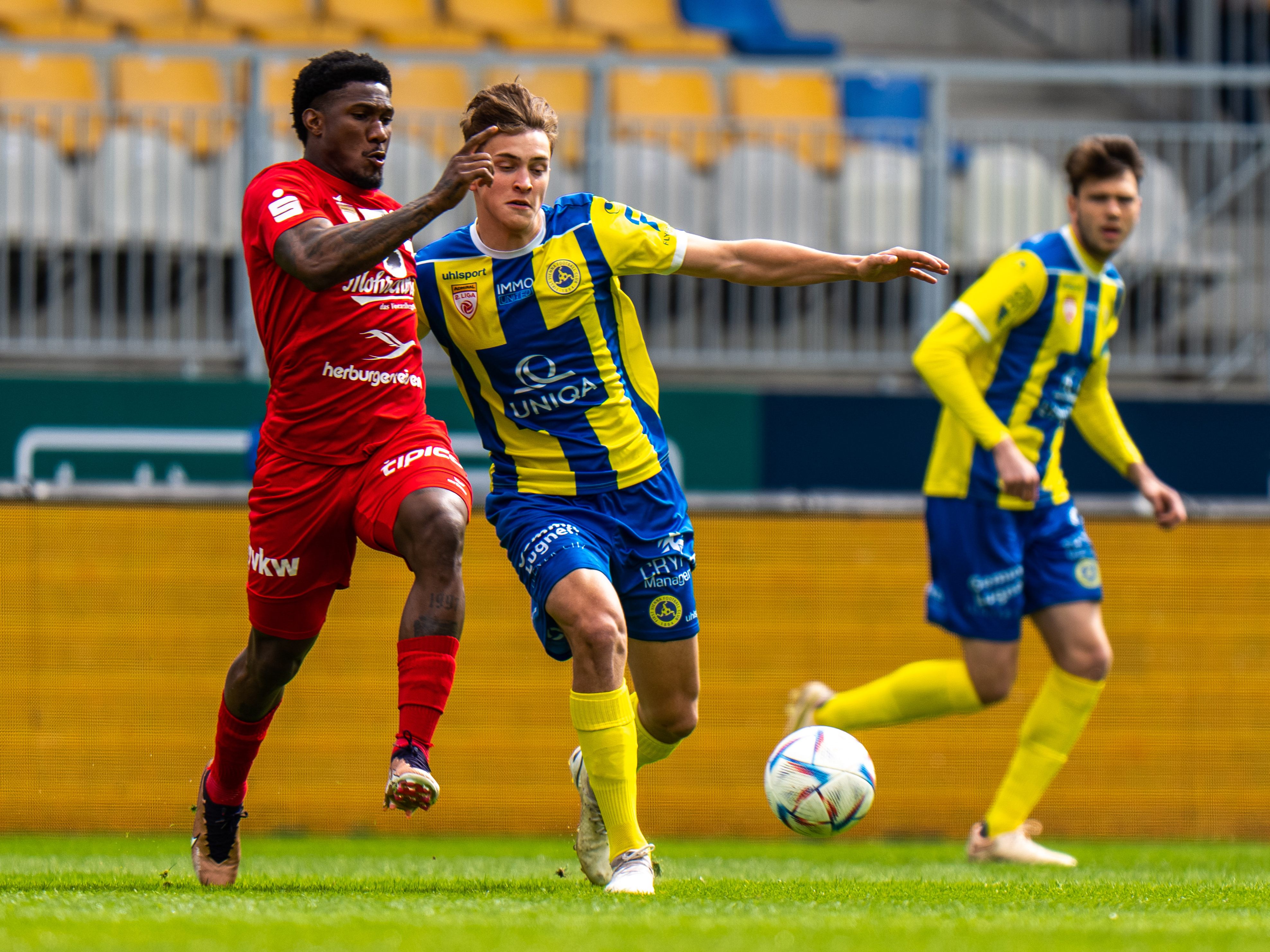 Der FC Dornbirn und die Vienna lieferten sich ein enges Duell, wie im Bild Balotelli gegen Abazovic. Der FC Dornbirn und die Vienna lieferten sich ein enges Duell, wie im Bild Balotelli gegen Abazovic.