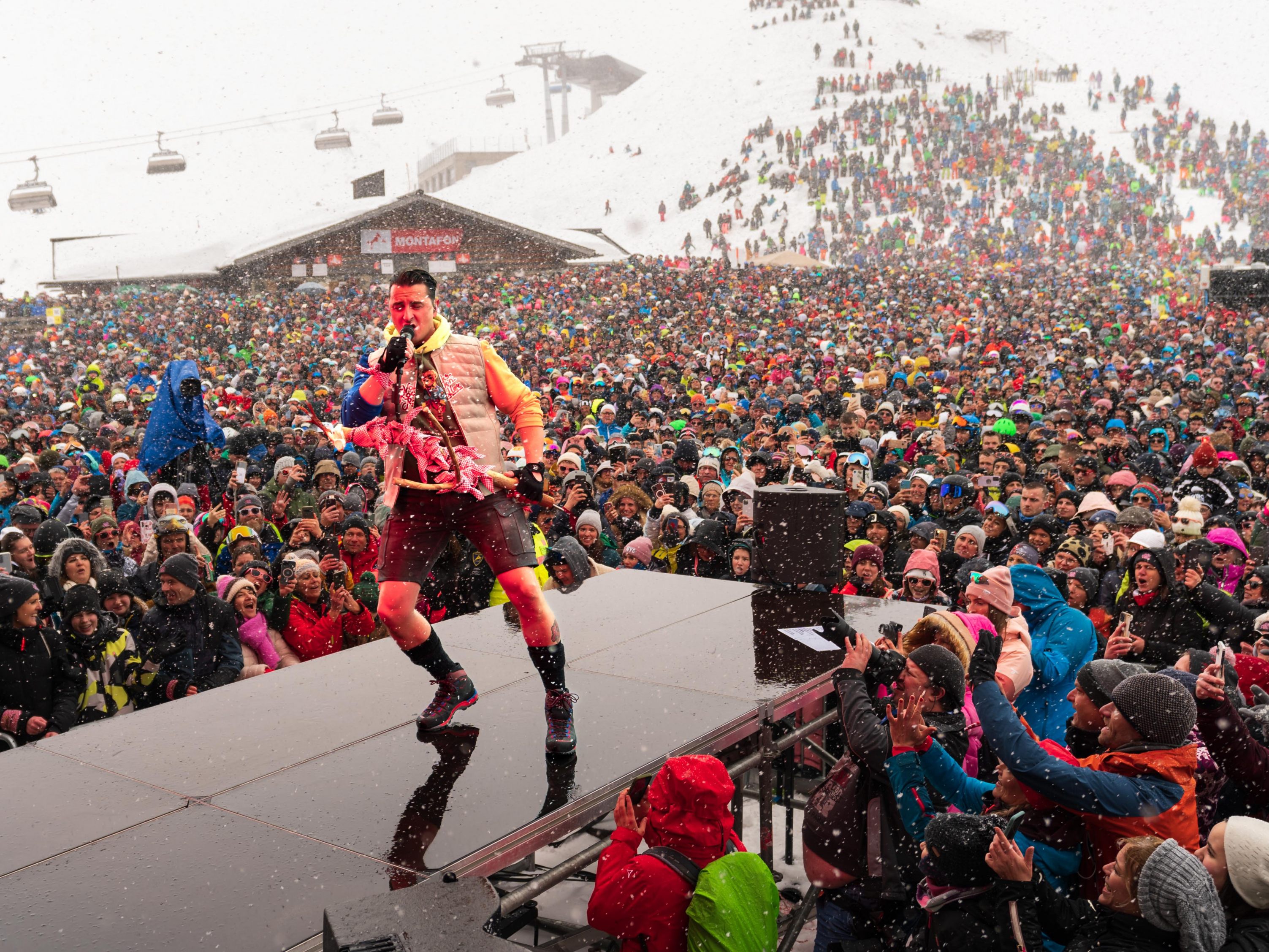 Andreas Gabalier heizte den Zuschauern bei leichtem Schneefall ordentlich ein.