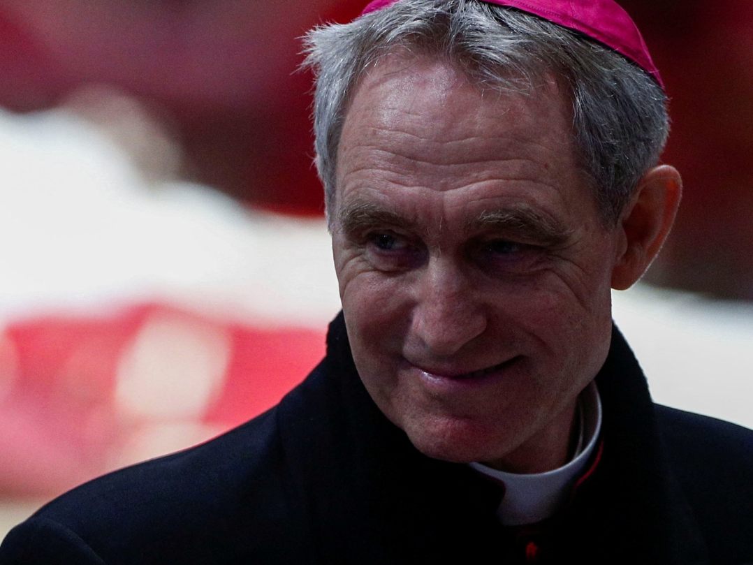 Erzbischof Gänswein (r.), früherer Sekretär von Benedikt XVI. hofft, dass Papst Franziskus (l.) bis Pfingsten über seine Zukunft entscheidet.