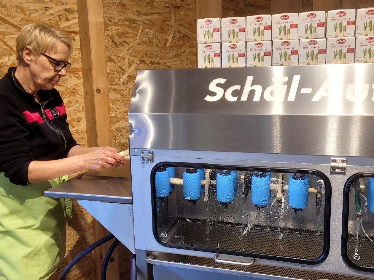 Spargel-Zeit in der „Genusskiste“ im Obsthof Leiblachtal: Ob Hofspargel oder Spargel Klasse 1, mit der praktischen Spargelschälmaschine wird „das Spargelschälen“ leicht gemacht.