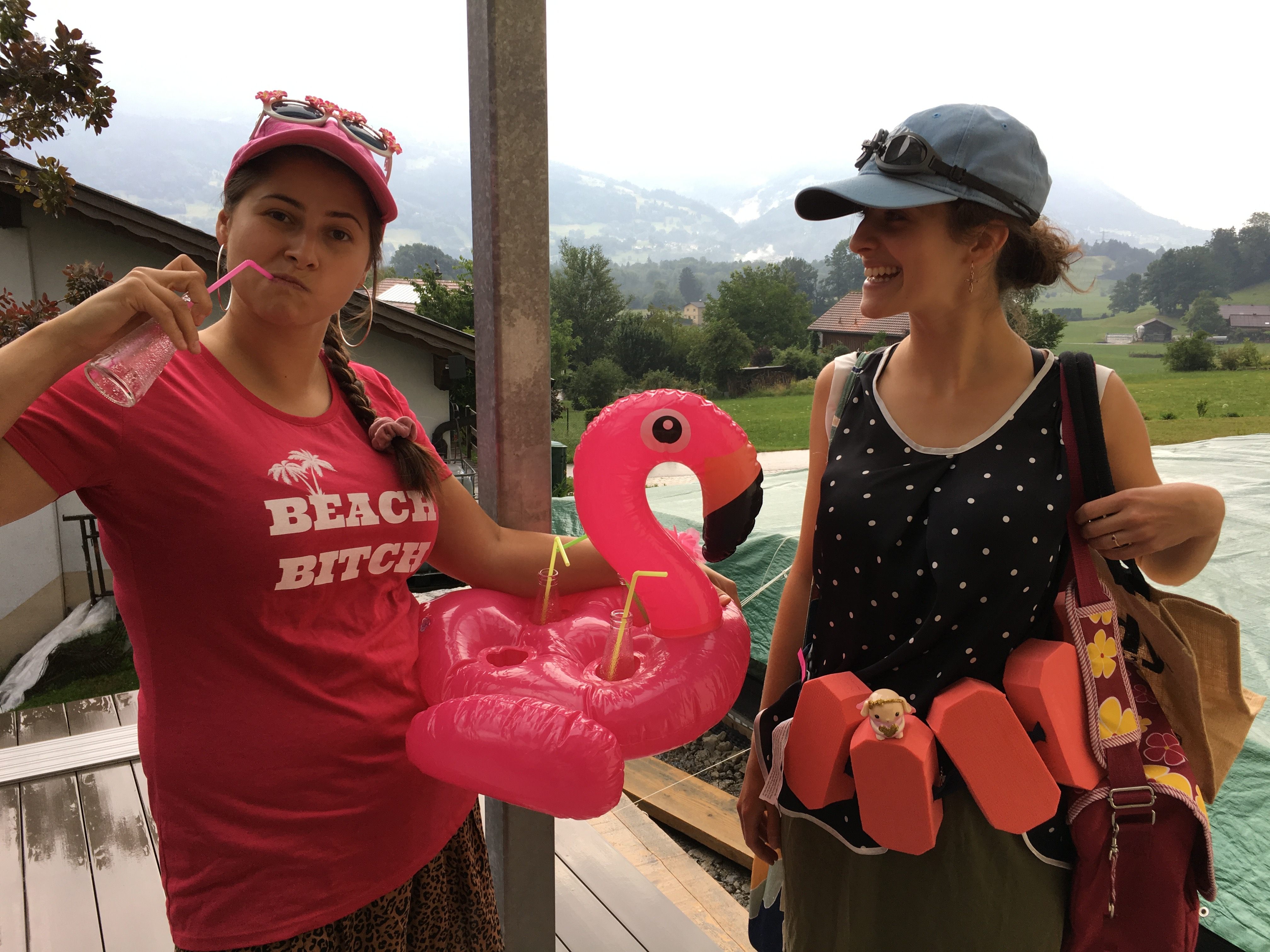 Beim Ausflug ins Schwimmbad mit Teresa Lampert und Sophia Immler bleibt kein Auge trocken.