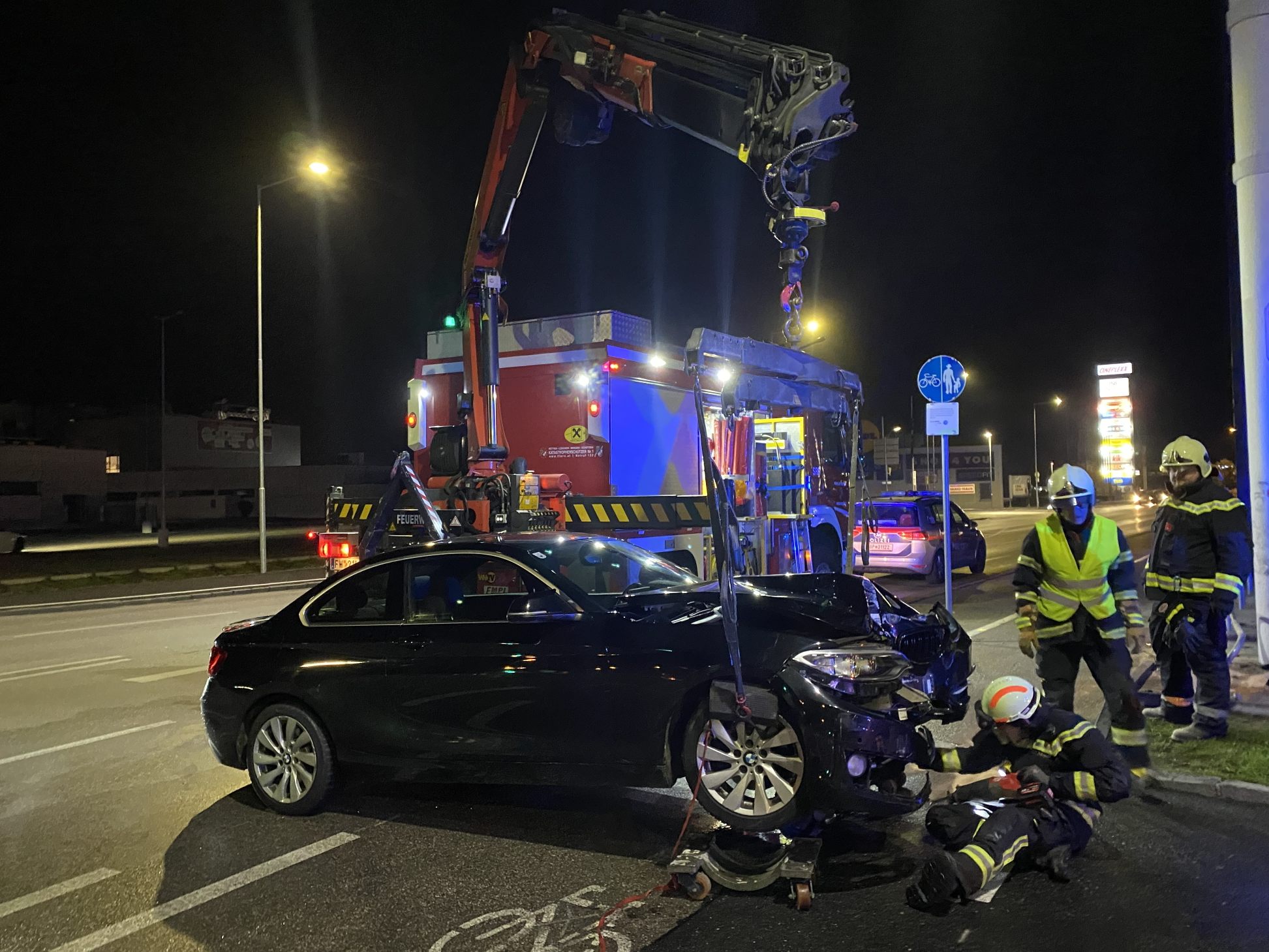 In Wiener Neustadt krachte ein BMW gegen ein Werbeschild.