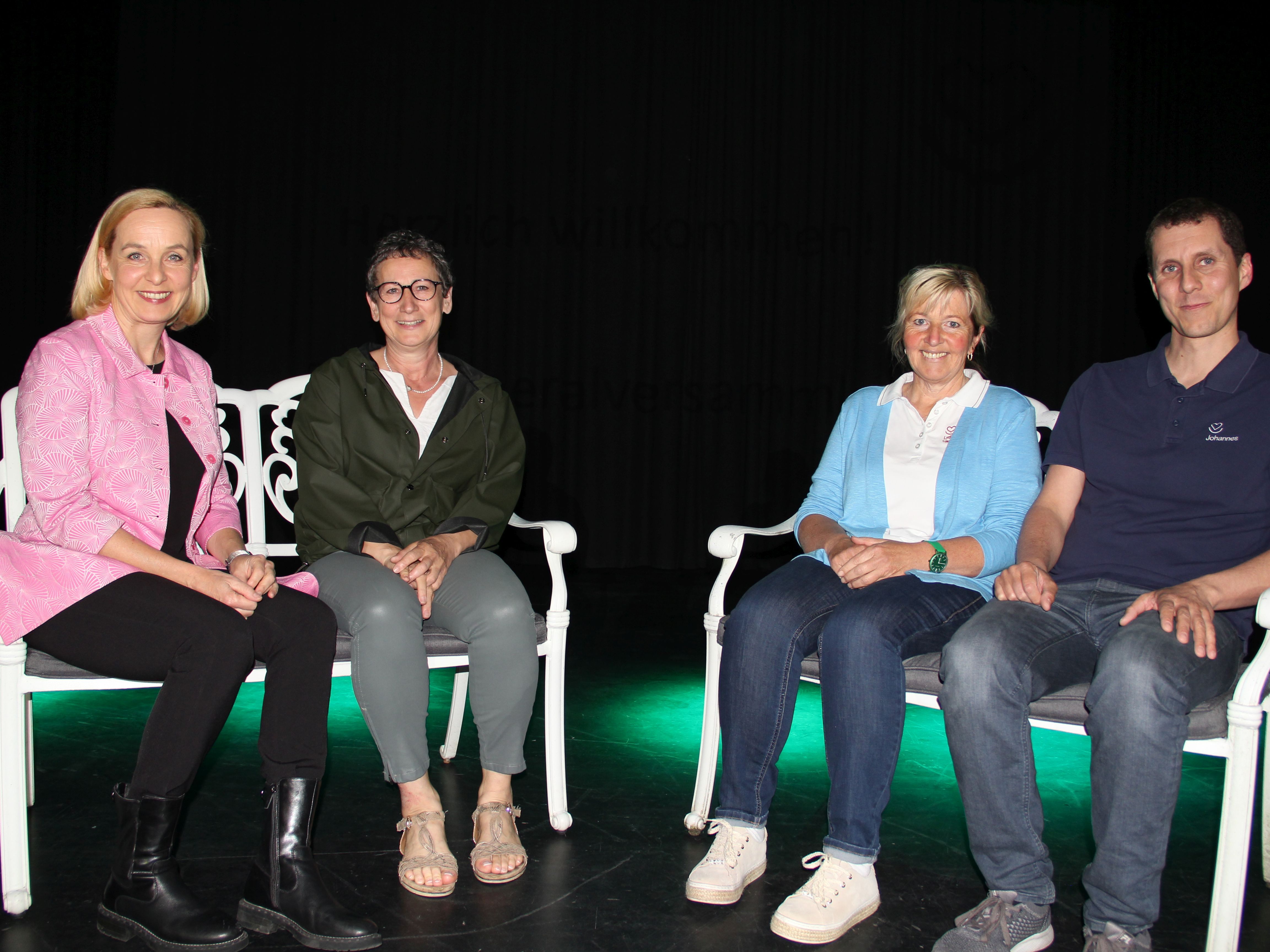 Auch die drei Bereichsleiter Petra Stocker, Lydia Jordan und Johannes Kohlross nahmen bei Heike Montiperle gerne Platz. Auch die drei Bereichsleiter Petra Stocker, Lydia Jordan und Johannes Kohlross nahmen bei Heike Montiperle gerne Platz.