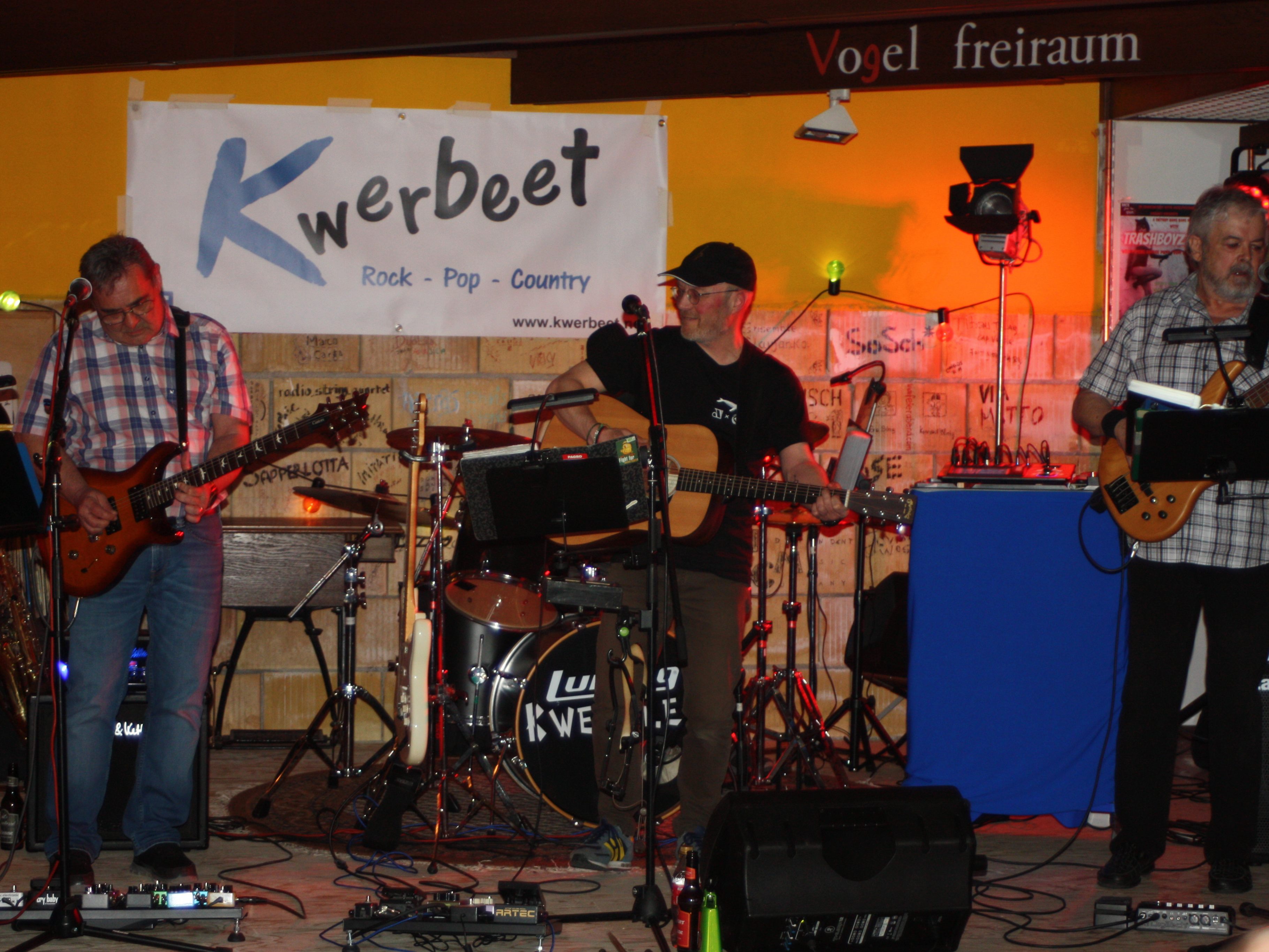 Kwerbeet spielte im VogelfreiRAUM in Rankweil. Kwerbeet spielte im VogelfreiRAUM in Rankweil.