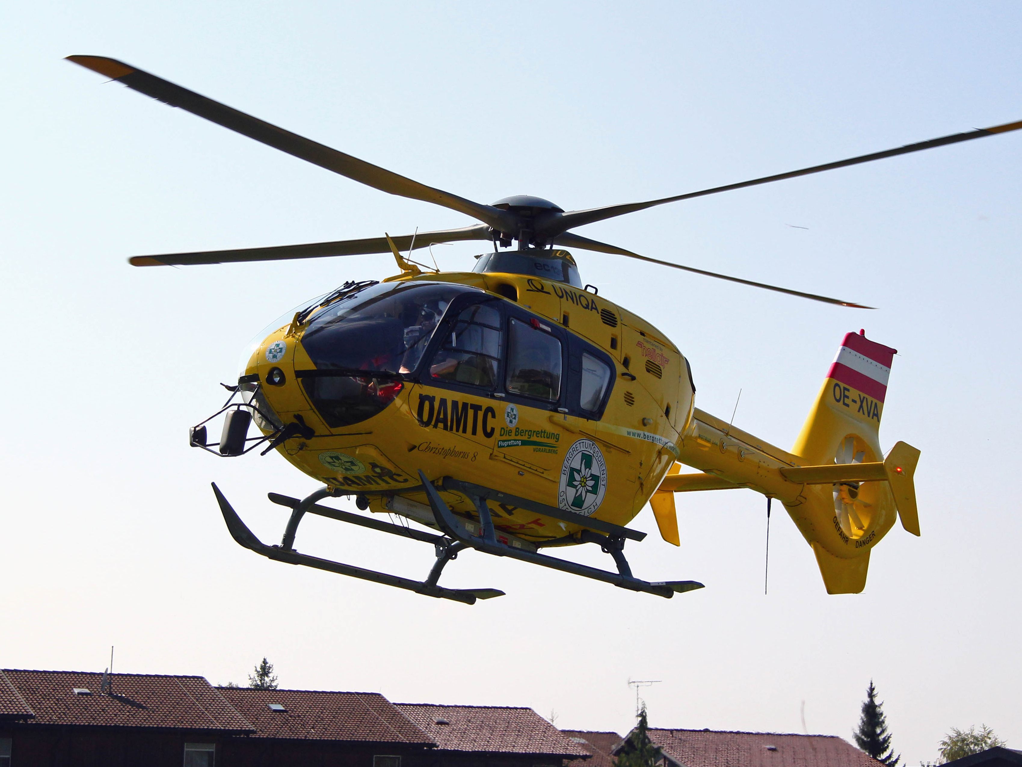Ein 54-Jähriger musste nach einem Arbeitsunfall mit dem Hubschrauber ins Krankenhaus gebracht werden. Ein 54-Jähriger musste nach einem Arbeitsunfall mit dem Hubschrauber ins Krankenhaus gebracht werden.