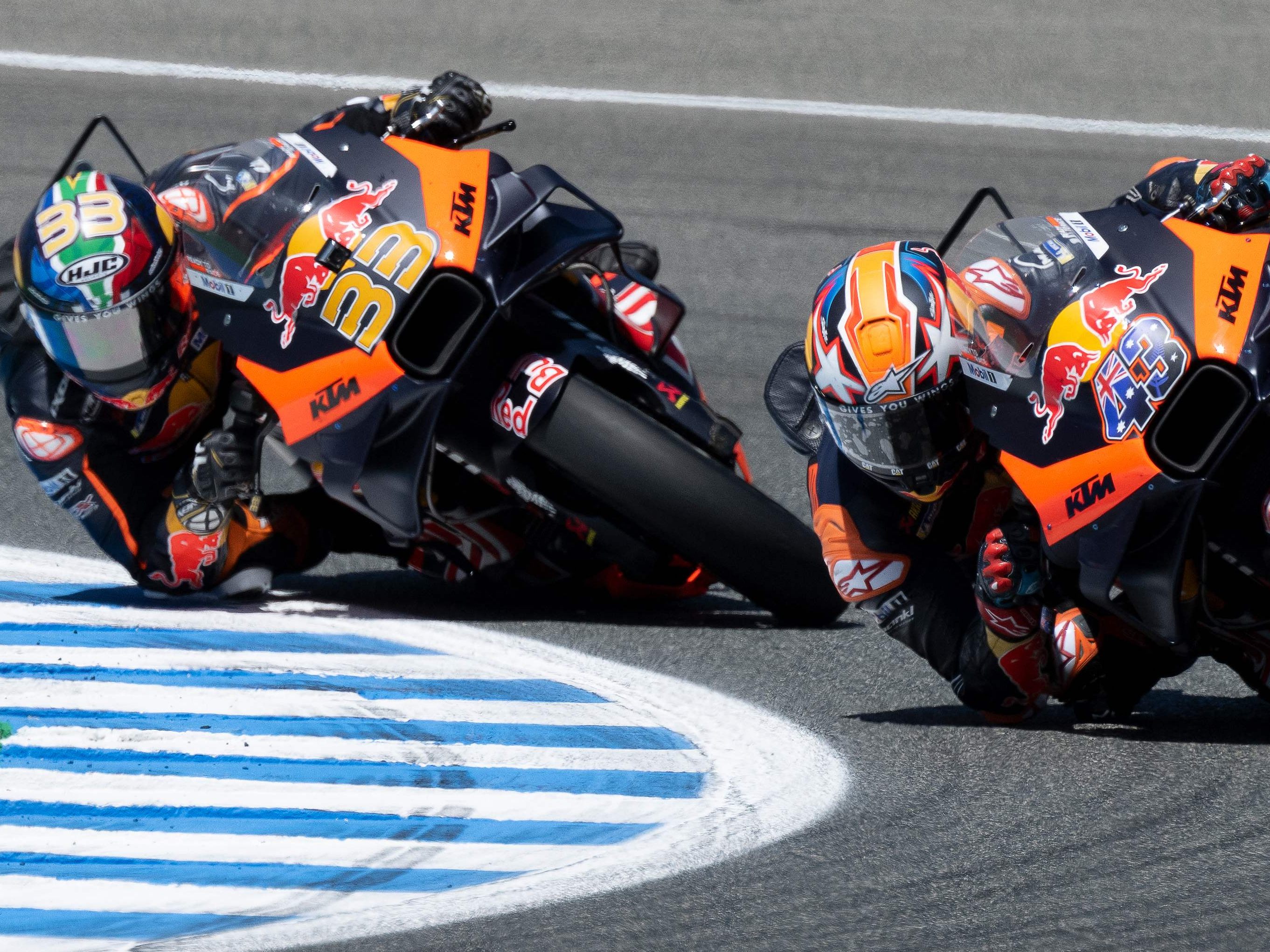 Jack Miller (r.) und Brad Binder (l.) wollen am Sonntag beide um den Sieg mitreden.