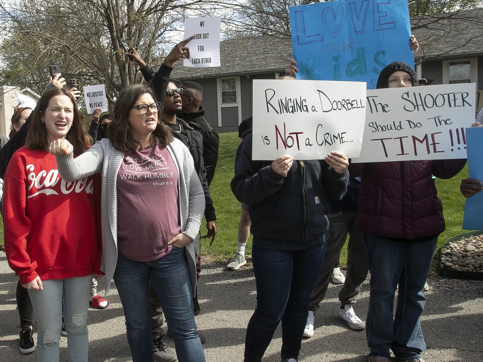 16 Jähriger wollte seine Geschwister abholen, und klingelte an der falschen Haustür.