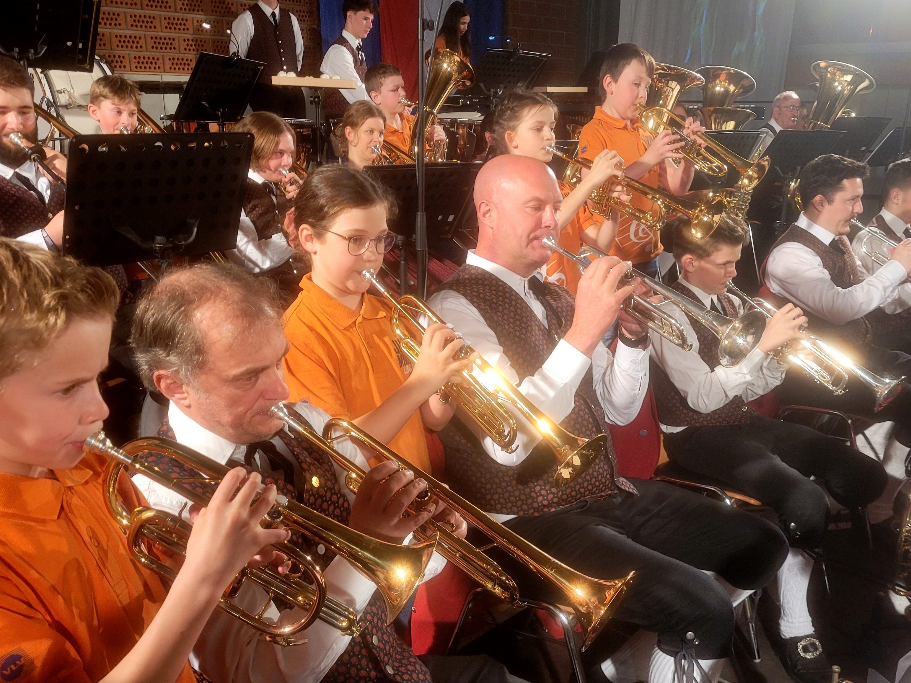 Auch Rasselbande & Jungmusik Lochau hatten beim Frühlingskonzert des Musikvereines Lochau im Kreis der arrivierten Musikanten ihren großen, vielbeklatschten Auftritt. Auch Rasselbande & Jungmusik Lochau hatten beim Frühlingskonzert des Musikvereines Lochau im Kreis der arrivierten Musikanten ihren großen, vielbeklatschten Auftritt.