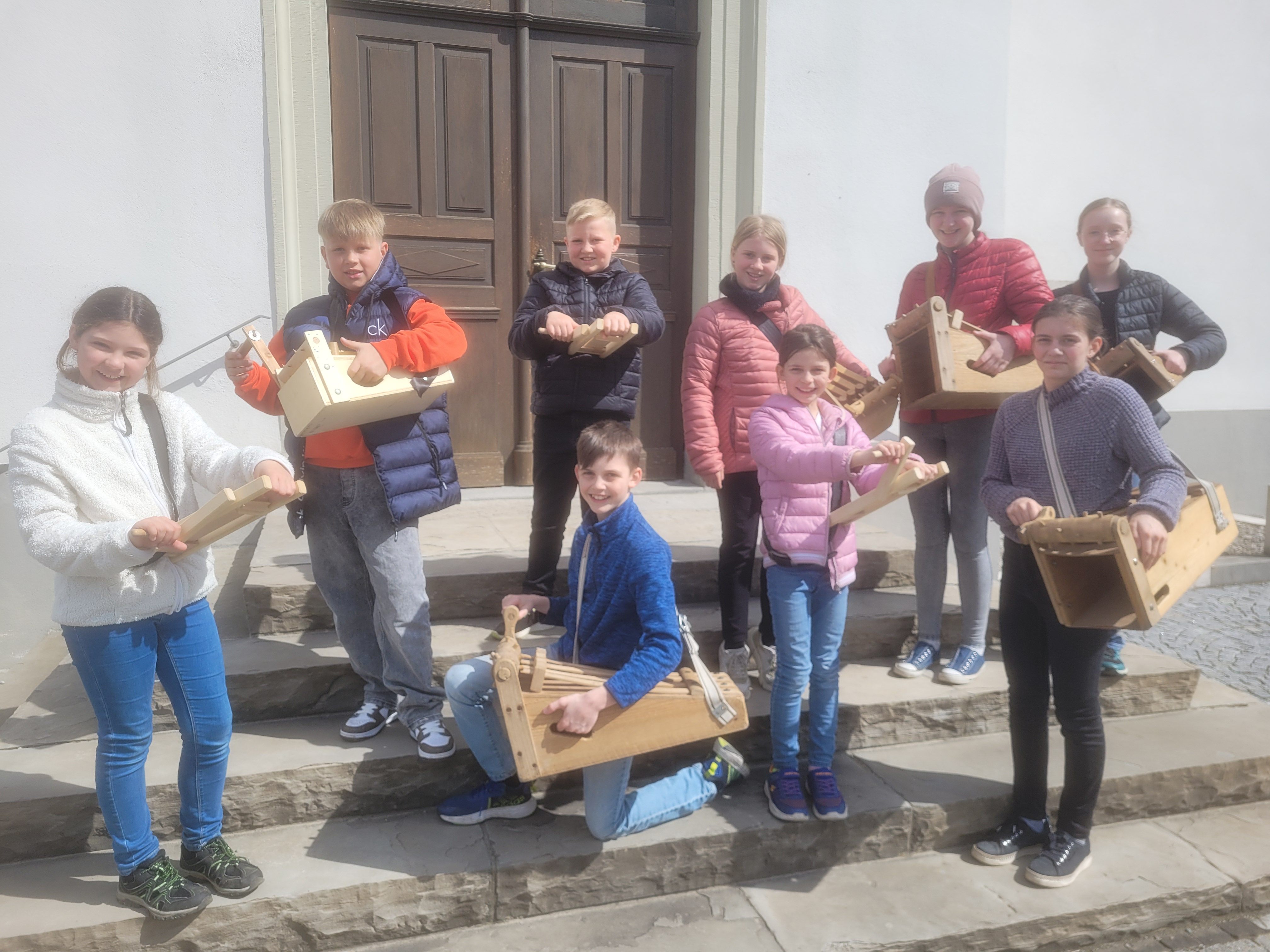Auch in diesem Jahr waren Mädchen und Buben als versierte „Lochauer Rätschergruppe“ in der Karwoche mit teils jahrzehntealten Ratschen unterwegs und luden zu den Osterfeierlichkeiten ein. Auch in diesem Jahr waren Mädchen und Buben als versierte „Lochauer Rätschergruppe“ in der Karwoche mit teils jahrzehntealten Ratschen unterwegs und luden zu den Osterfeierlichkeiten ein.