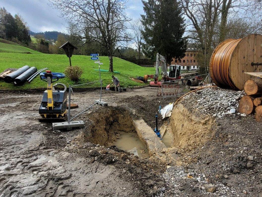 Neu verlegt bzw. in die Straße umgelegt wird auf einer Länge von rund 300 Metern die bestehende Wasserversorgungshauptleitung Hörbranz-Lochau beim Knoten Schwendeweg. Neu verlegt bzw. in die Straße umgelegt wird auf einer Länge von rund 300 Metern die bestehende Wasserversorgungshauptleitung Hörbranz-Lochau beim Knoten Schwendeweg.