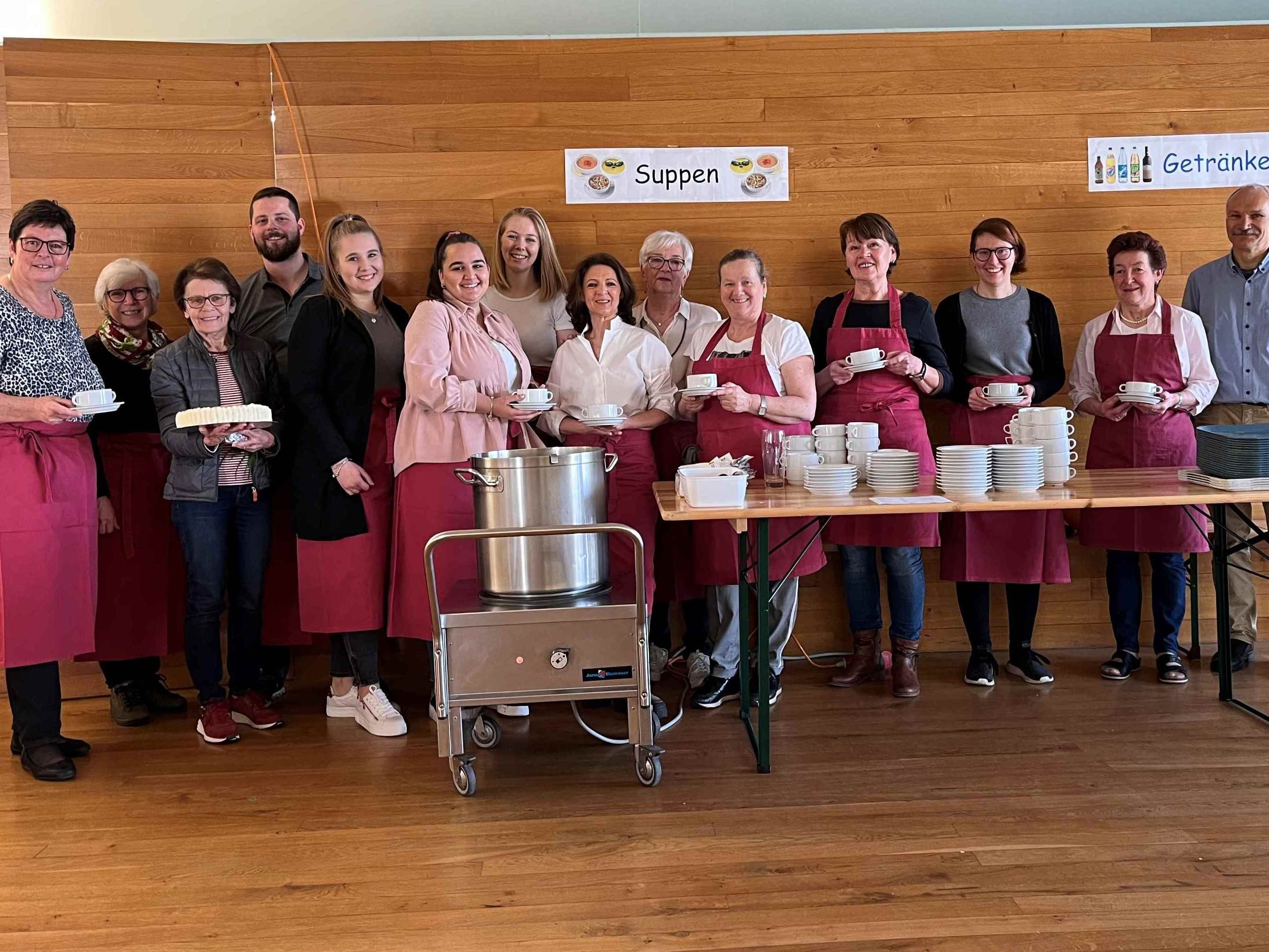 „Teilen macht stark“ hieß es beim traditionellen Suppentag des Missionskreises und der Arbeitsgemeinschaft Katholischer Soldaten am Palmsonntag im Lochauer Pfarrheim. „Teilen macht stark“ hieß es beim traditionellen Suppentag des Missionskreises und der Arbeitsgemeinschaft Katholischer Soldaten am Palmsonntag im Lochauer Pfarrheim.