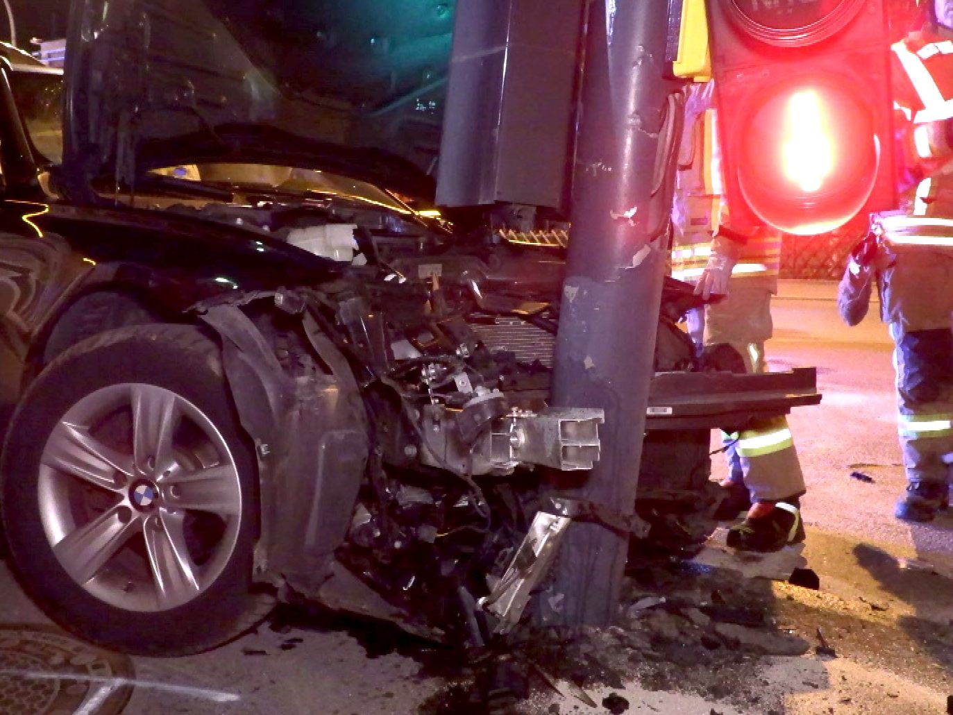 Ampel und Waen wurden schwer beschädigt.