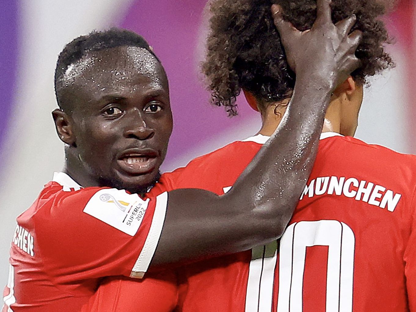 Ein freundliches Tätscheln war das nicht, was sich am Dienstag zwischen Sadio Mane (l.) und Leroy Sané (r.) nach dem Cl Spiel in Manchester abgespielt hat (Bild aus der Supercup-Partie gegen Leipzig)