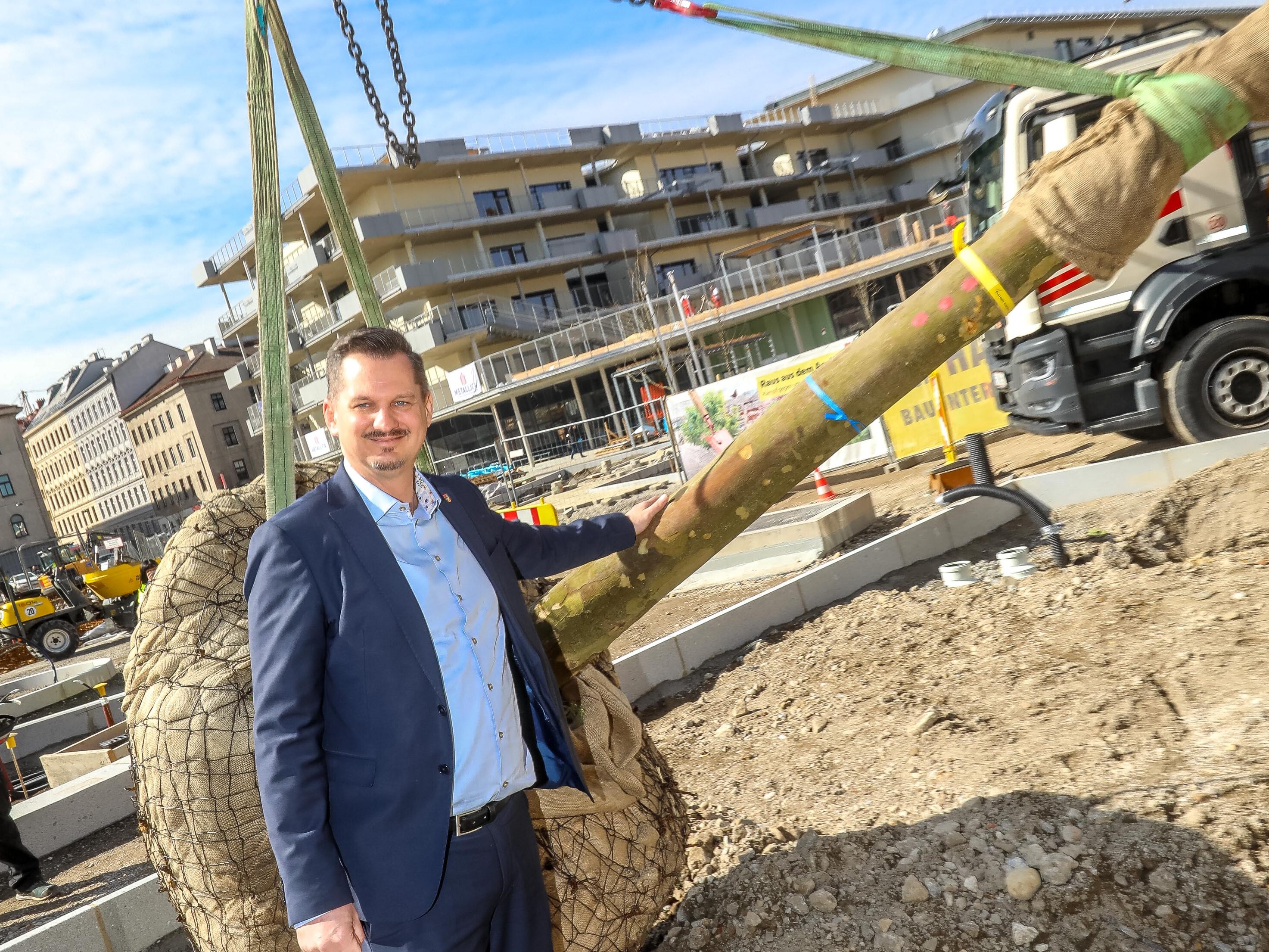 36 neue Bäume werden am Elisabeth-Sundt-Platz gepflanzt. 36 neue Bäume werden am Elisabeth-Sundt-Platz gepflanzt.