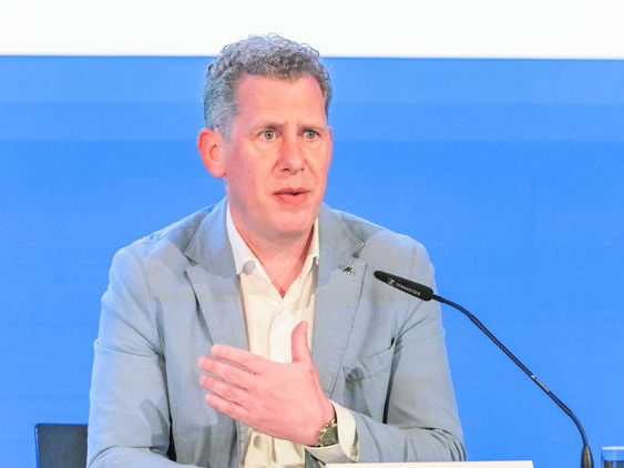 AK Präsident Heinzle: „jetzt einfach tatenlos zusehen, wie die Interessen der Patienten im Land auf der Strecke bleiben und trotzdem massive Defizite erwirtschaftet werden, wäre unverantwortlich.“ (Foto: Dietmar Stiplovsek) AK Präsident Heinzle: „jetzt einfach tatenlos zusehen, wie die Interessen der Patienten im Land auf der Strecke bleiben und trotzdem massive Defizite erwirtschaftet werden, wäre unverantwortlich.“ (Foto: Dietmar Stiplovsek)