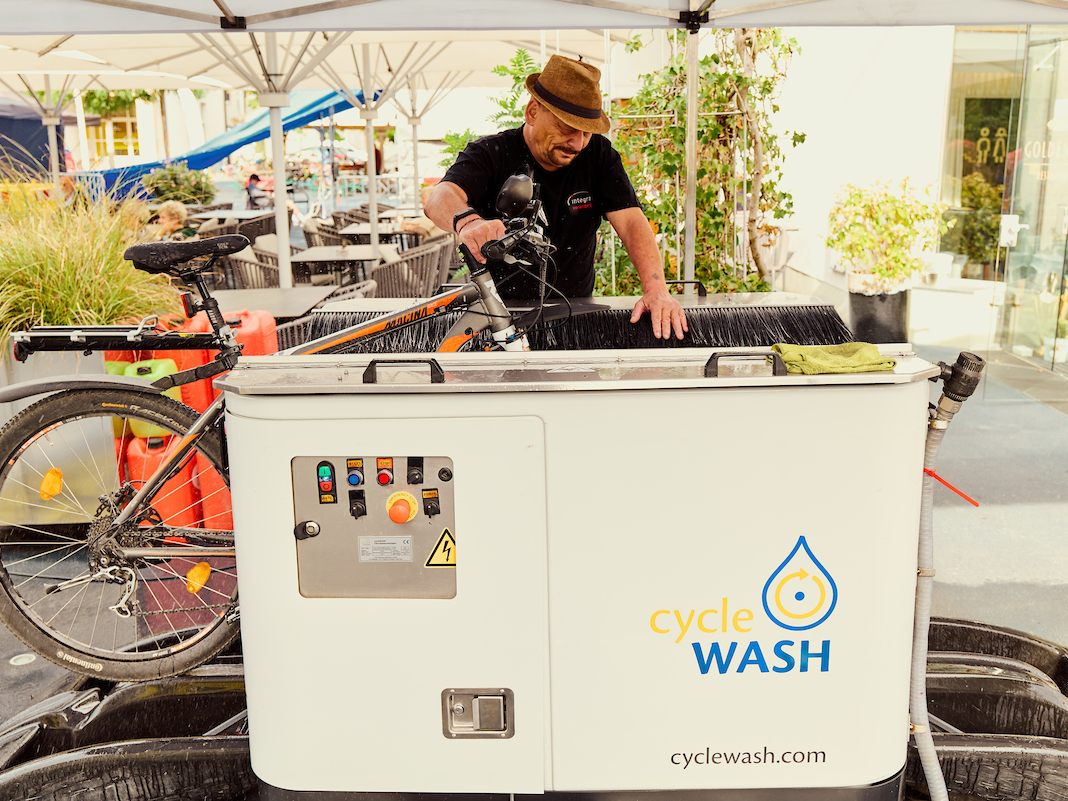 Bei der mobilen Fahrradwaschanlage von Integra kann das Fahrrad gratis gewaschen werden. Bei der mobilen Fahrradwaschanlage von Integra kann das Fahrrad gratis gewaschen werden.