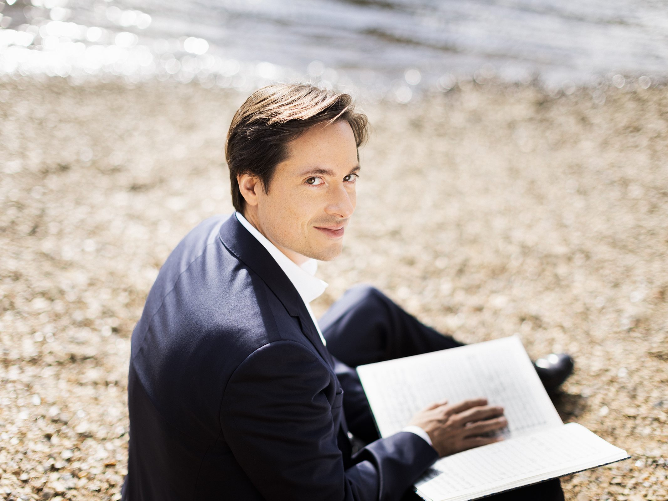Leo McFall ist seit der Saison 2020/21 Chefdirigent des Symphonieorchester Vorarlberg.