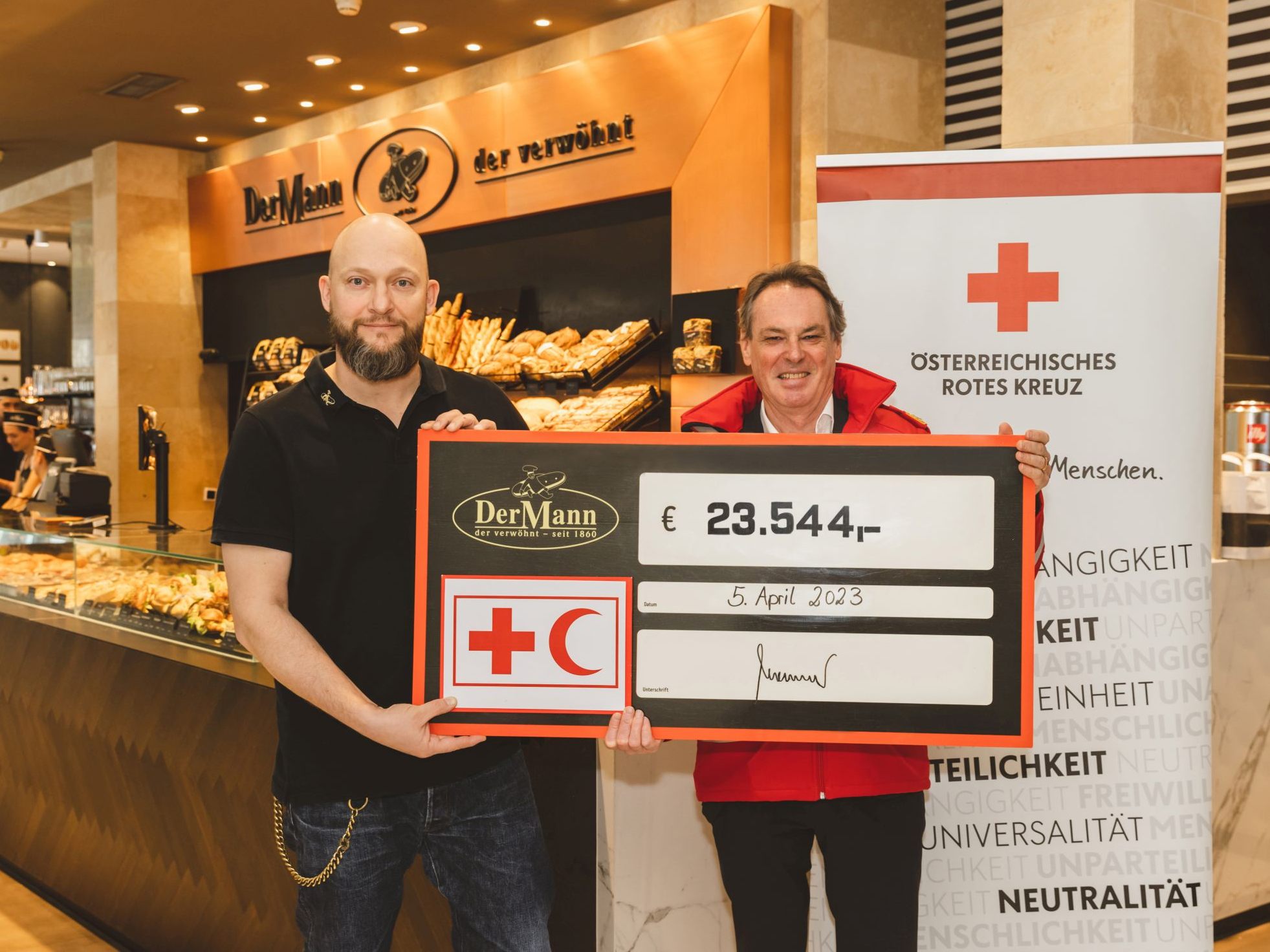 DerMann sammelte mit seinem Hilfskrapfen Spenden für Erdbebenopfer.
