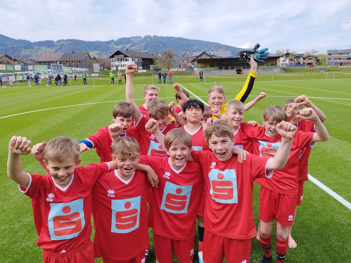 •	Jubel beim Egger Schülerliga-Team.