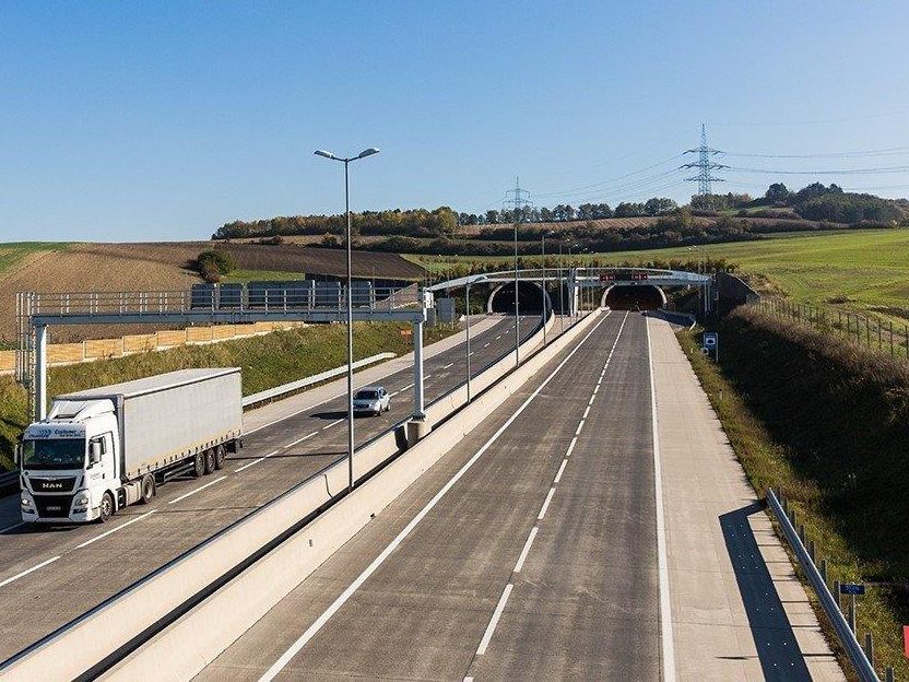 Seite 3 von 4 Alle Tunnelreinigungs- und Wartungsarbeiten auf einen Blick In den hier angeführten Arbeitszeiten kann es auf den Strecken der Bonaventura Infrastruktur GmbH zu Beeinträchtigungen in der Verfügbarkeit der Anlagen kommen. Umleitungen sind vor Ort ausreichend ausgeschildert. Tunnel Kreuzenstein (S1 West) 11.04.2022 Richtungsfahrbahn Korneuburg Spursperren und Rampensperren von 20 bis 05 Uhr 12.04.2022 Richtungsfahrbahn Vösendorf Spursperren von 20 bis 05 Uhr Tunnel Eibesbrunn (A5 Süd) 13.04.2022 Richtungsfahrbahn Wien und Brünn wechselseitige Spursperren von 21 bis 4 Uhr Tunnel Tradenberg/Stetten Richtung Korneuburg (S1 West) 17.04.2022 Spursperren und Rampensperren von 20 bis 05 Uhr 18.04.2022 Spursperren von 20 bis 05 Uhr Tunnel Stetten/Tradenberg Richtung Vösendorf (S1 West) 19.04.2022 Spursperren von 20 bis 05 Uhr 20.04.2022 Spursperren von 20 bis 05 Uhr >> Bildmaterial >> Bildmaterial Der Tunnel Tradenberg an der S1 West bekommt einen Frühjahrsputz. Seite 3 von 4 Alle Tunnelreinigungs- und Wartungsarbeiten auf einen Blick In den hier angeführten Arbeitszeiten kann es auf den Strecken der Bonaventura Infrastruktur GmbH zu Beeinträchtigungen in der Verfügbarkeit der Anlagen kommen. Umleitungen sind vor Ort ausreichend ausgeschildert. Tunnel Kreuzenstein (S1 West) 11.04.2022 Richtungsfahrbahn Korneuburg Spursperren und Rampensperren von 20 bis 05 Uhr 12.04.2022 Richtungsfahrbahn Vösendorf Spursperren von 20 bis 05 Uhr Tunnel Eibesbrunn (A5 Süd) 13.04.2022 Richtungsfahrbahn Wien und Brünn wechselseitige Spursperren von 21 bis 4 Uhr Tunnel Tradenberg/Stetten Richtung Korneuburg (S1 West) 17.04.2022 Spursperren und Rampensperren von 20 bis 05 Uhr 18.04.2022 Spursperren von 20 bis 05 Uhr Tunnel Stetten/Tradenberg Richtung Vösendorf (S1 West) 19.04.2022 Spursperren von 20 bis 05 Uhr 20.04.2022 Spursperren von 20 bis 05 Uhr >> Bildmaterial >> Bildmaterial Der Tunnel Tradenberg an der S1 West bekommt einen Frühjahrsputz.