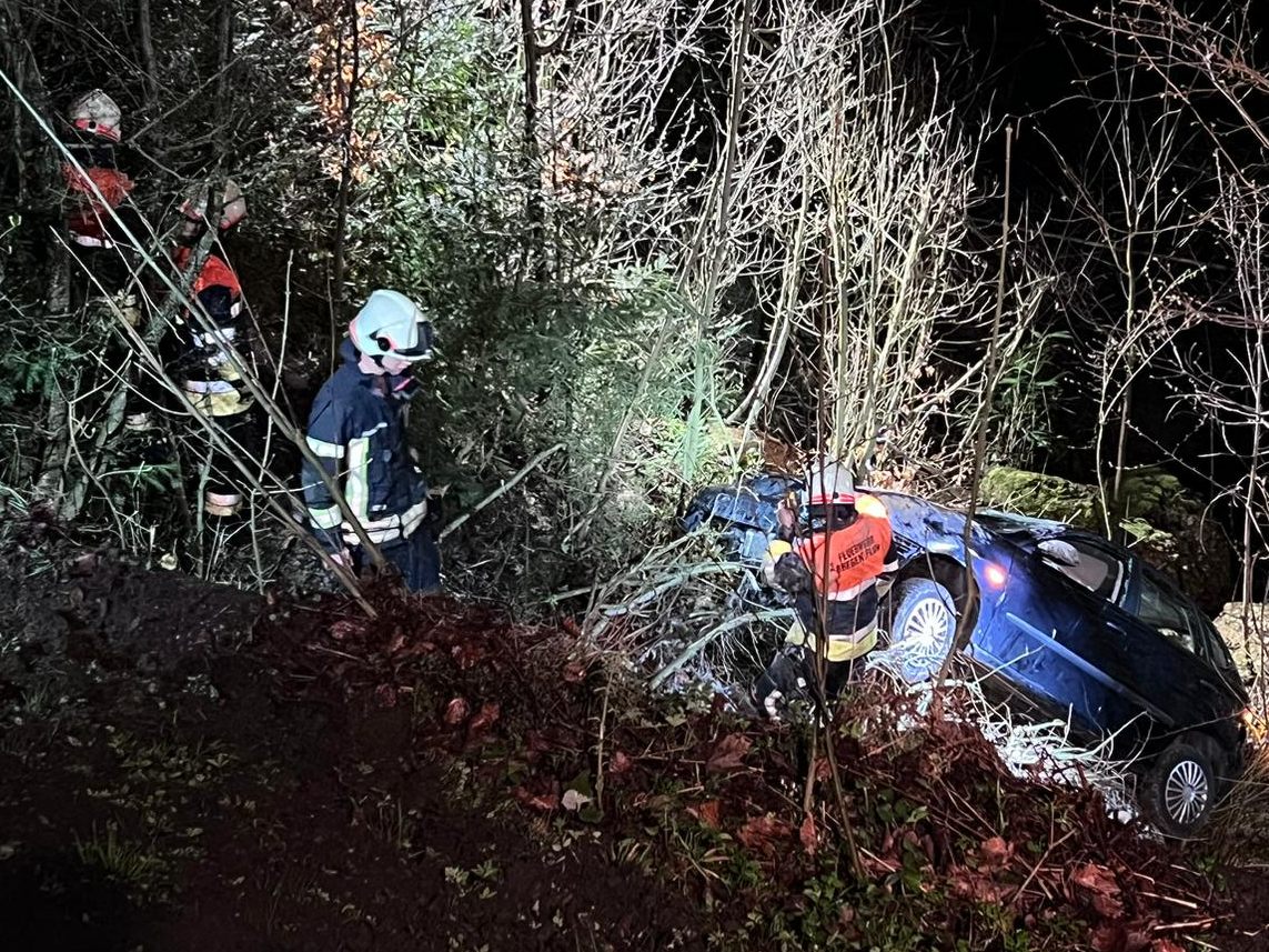 Die Feuerwehr musste den Pkw aus dem Bachbett bergen. Die Feuerwehr musste den Pkw aus dem Bachbett bergen.
