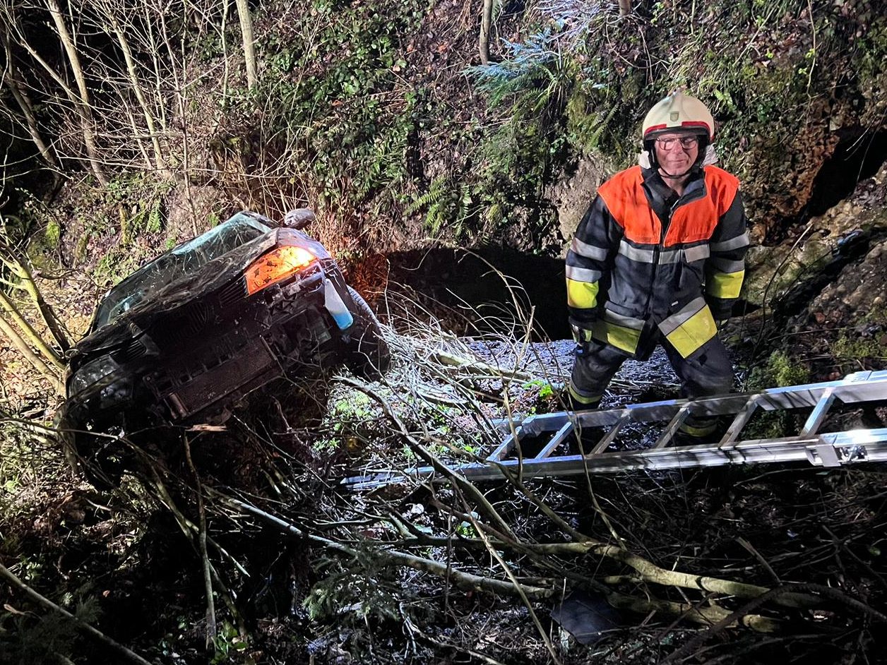 Die Feuerwehr musste den Pkw aus dem Bachbett bergen. Die Feuerwehr musste den Pkw aus dem Bachbett bergen.