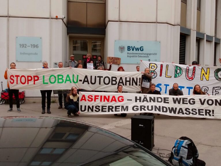 Am Montag gab es einen Protest von Klimaaktivisten vor dem Bundesverwaltungsgericht gegen den Bau der sogenannten Lobau-Autobahn in Wien. Am Montag gab es einen Protest von Klimaaktivisten vor dem Bundesverwaltungsgericht gegen den Bau der sogenannten Lobau-Autobahn in Wien.