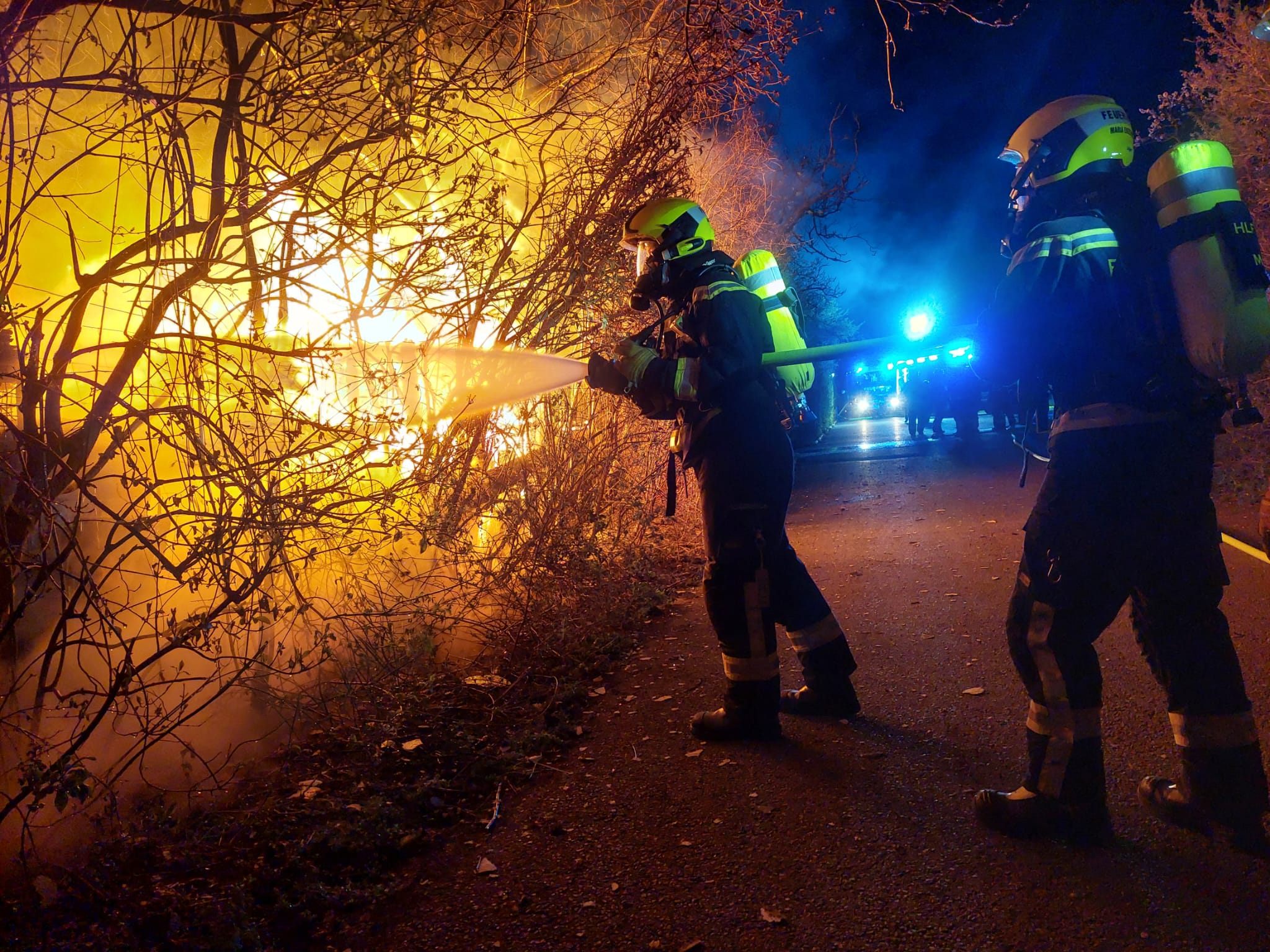 Ein brennender Unterstand sorgte für einen Feuerwehreinsatz.