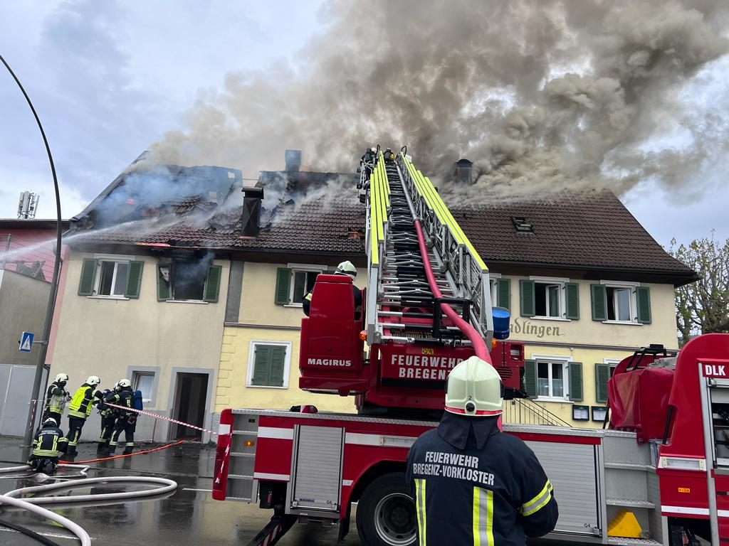 Am Samstag wurde die Feuerwehr zu einem verheerenden Brand in Bregenz gerufen.