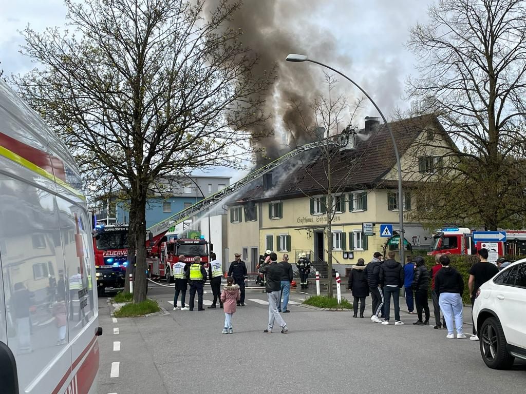 Fußgänger und Anwohner versammelten sich um das brennende Gebäude. Fußgänger und Anwohner versammelten sich um das brennende Gebäude.