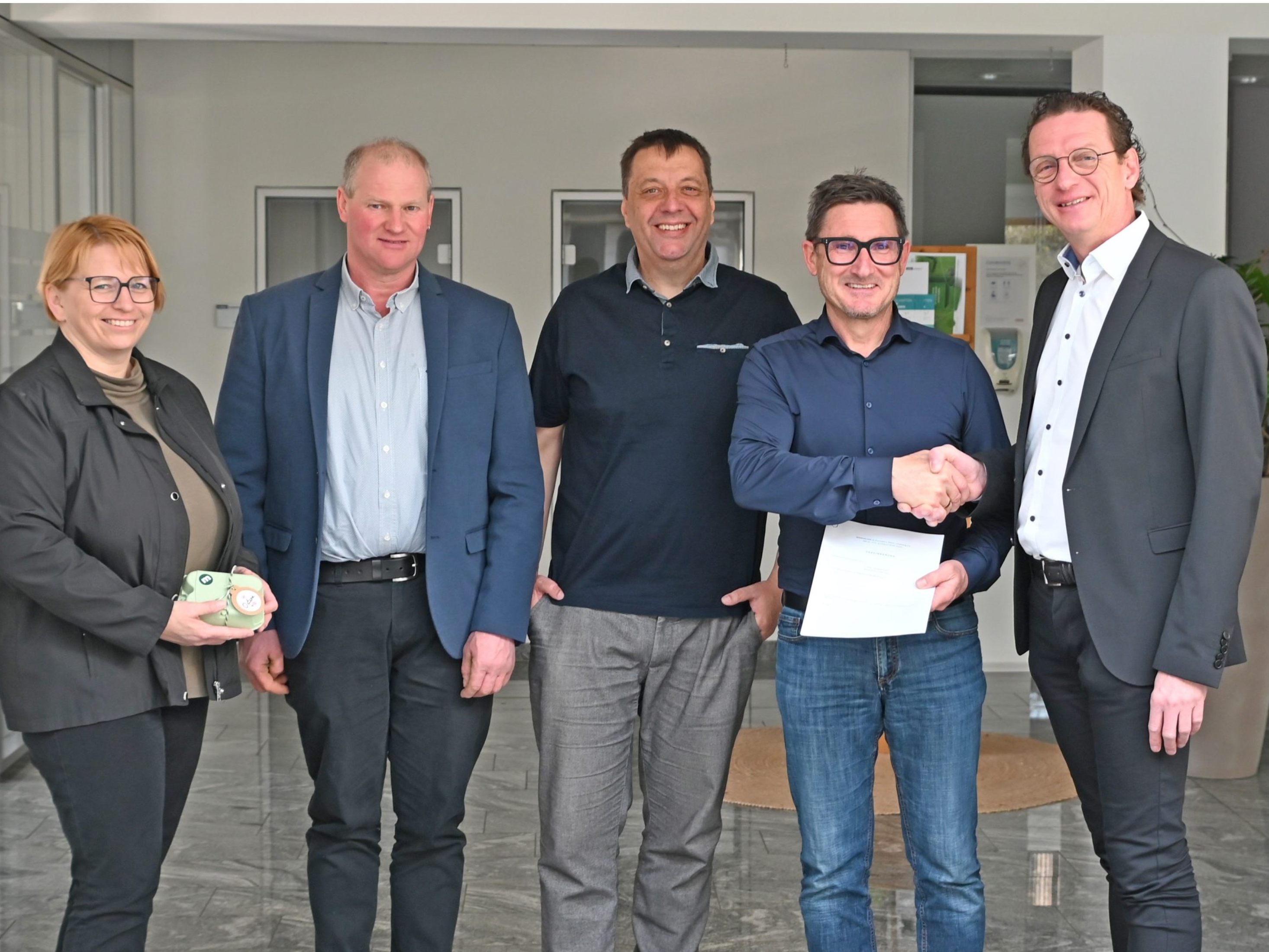 Vizebürgermeisterin Susanne Knünz-Kopf, Herbert Sohm (Obmann Sozialausschuss), Jürgen Pleschberger (Projektentwickler), Gerhard Müller (Baumeister) und Bürgermeister Markus Giesinger