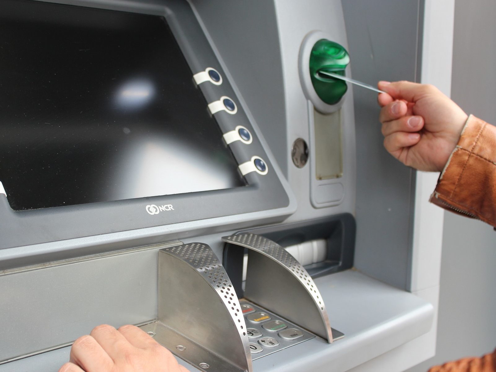 Bargeldbezug bei Bankautomaten ist laut AK überproportional teuerer geworden.