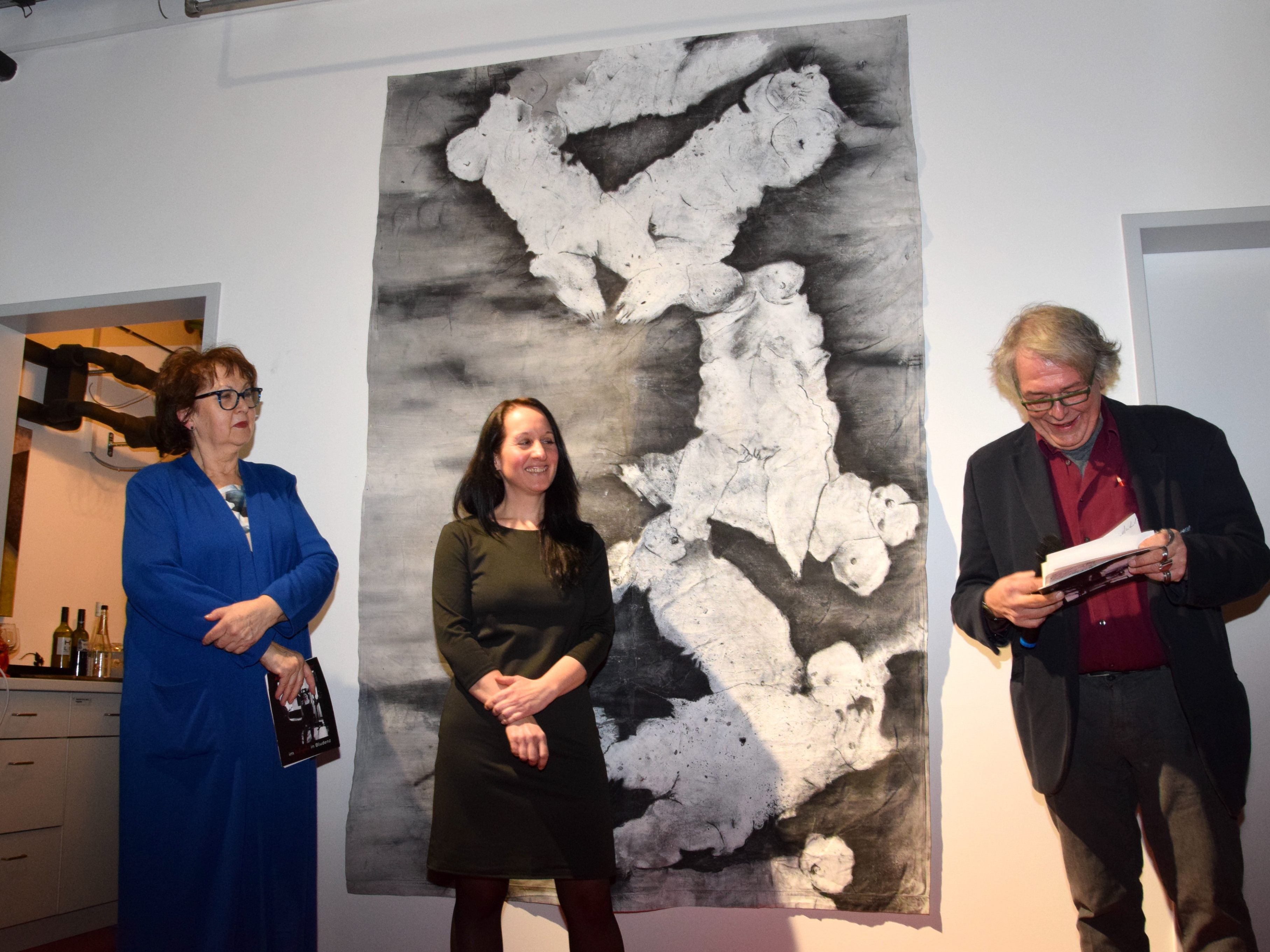 Galeristin Sigrid Fritsche, Künstlerin Andrea Maria Bauer und Künstler Günther Blenke in der Ausstellung "Fragmente einer Reise durch den Schatten". Galeristin Sigrid Fritsche, Künstlerin Andrea Maria Bauer und Künstler Günther Blenke in der Ausstellung "Fragmente einer Reise durch den Schatten".
