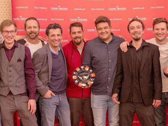 Die glücklichen Sieger der drei ersten Teams hatten sichtlich viel Spaß beim Pokerturnier. Fotos: Casino Bregenz