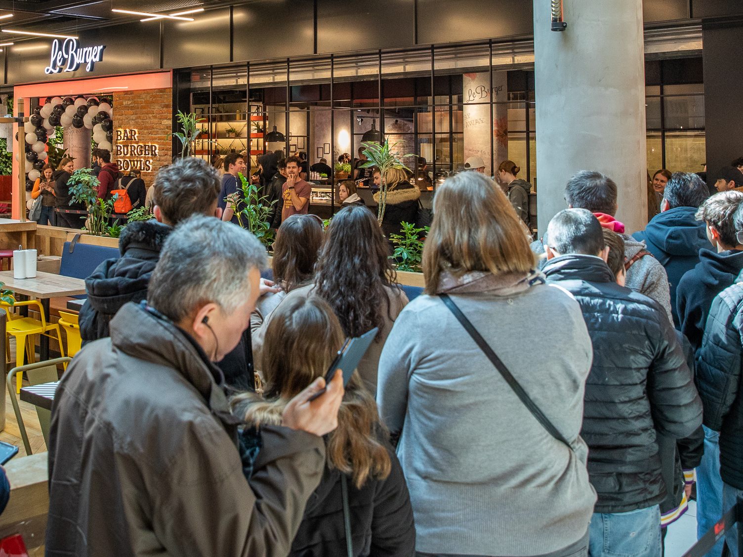 Hunderte Burger-Fans kamen zur Le Burger Eröffnung ins Donauzuentrum.