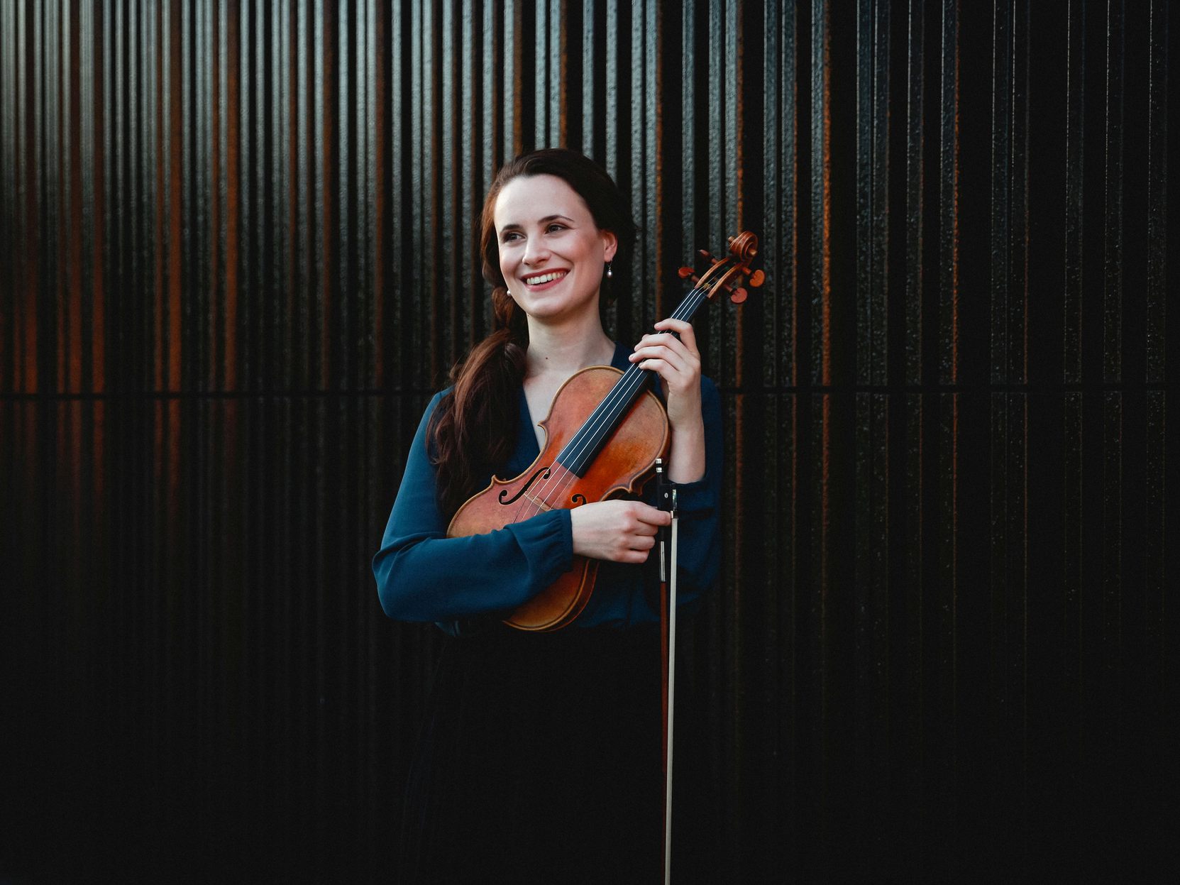 Lea Birringer wird an der Violine zu hören sein. Lea Birringer wird an der Violine zu hören sein.