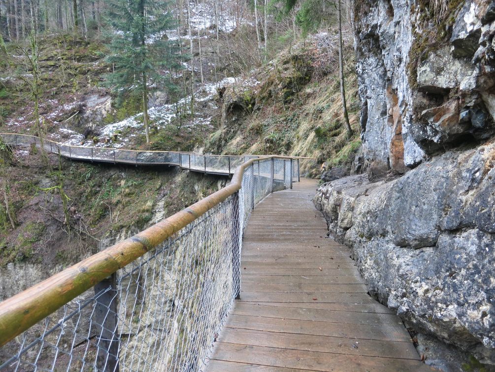 An den Wochenenden kann man die Schlucht wieder besuchen. An den Wochenenden kann man die Schlucht wieder besuchen.