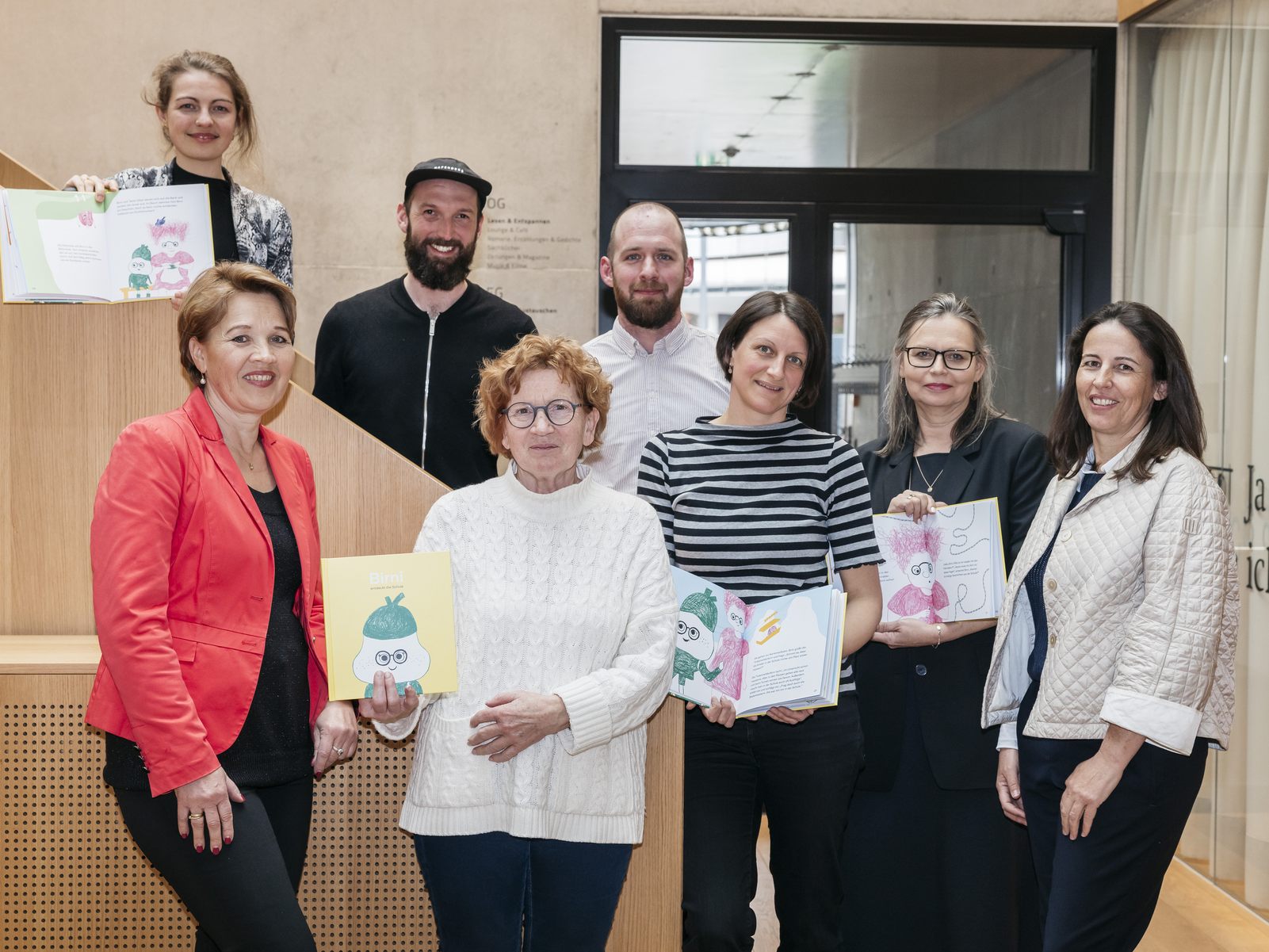 Das Team rund um das Mitmachbuch bei der Präsentation in der Stadtbibliothek. Das Team rund um das Mitmachbuch bei der Präsentation in der Stadtbibliothek.