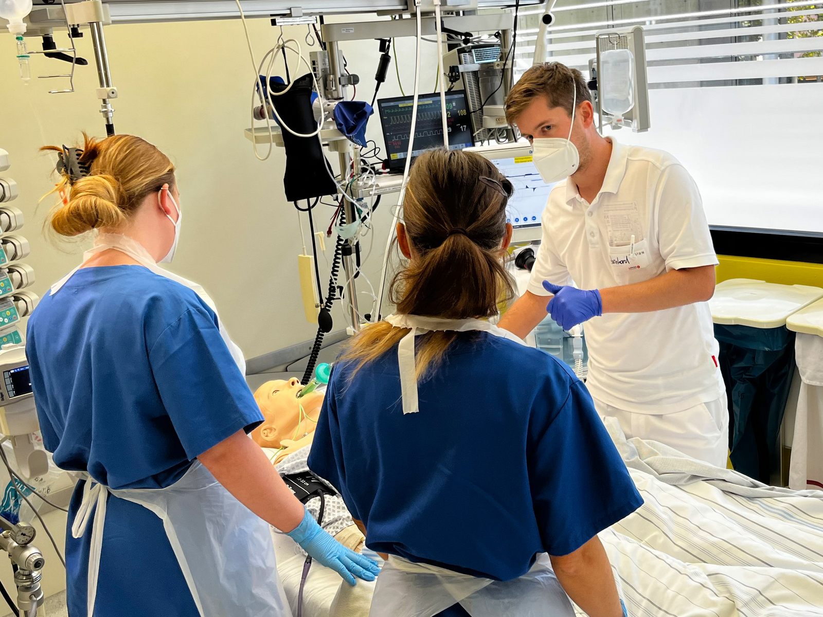 Simulationstraining auf der Intensivstation. Simulationstraining auf der Intensivstation.