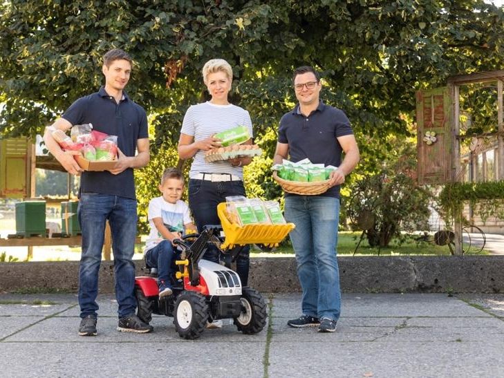 Sennhof Mitarbeiterin Sabine Kasper und die beiden Sennhof GF Johannes und Mathias Allgäuer freuen sich auf viele Besucher. Sennhof Mitarbeiterin Sabine Kasper und die beiden Sennhof GF Johannes und Mathias Allgäuer freuen sich auf viele Besucher.