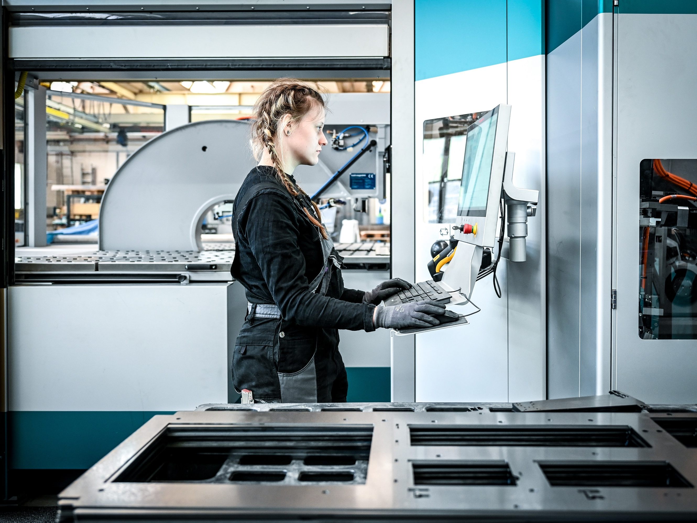 Das Biegezentrum Salvagnini P2lean erhöht mit durchschnittlich 17 Kantungen pro Minute die Effizienz in der Produktion von m.köb.