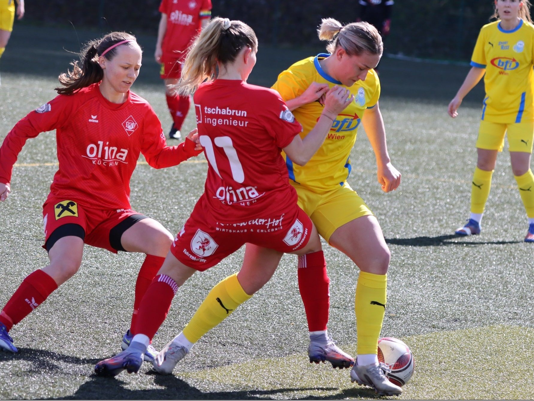 Sophie Mosbach im Zweikampf mit einer Spielerin von Landhaus.