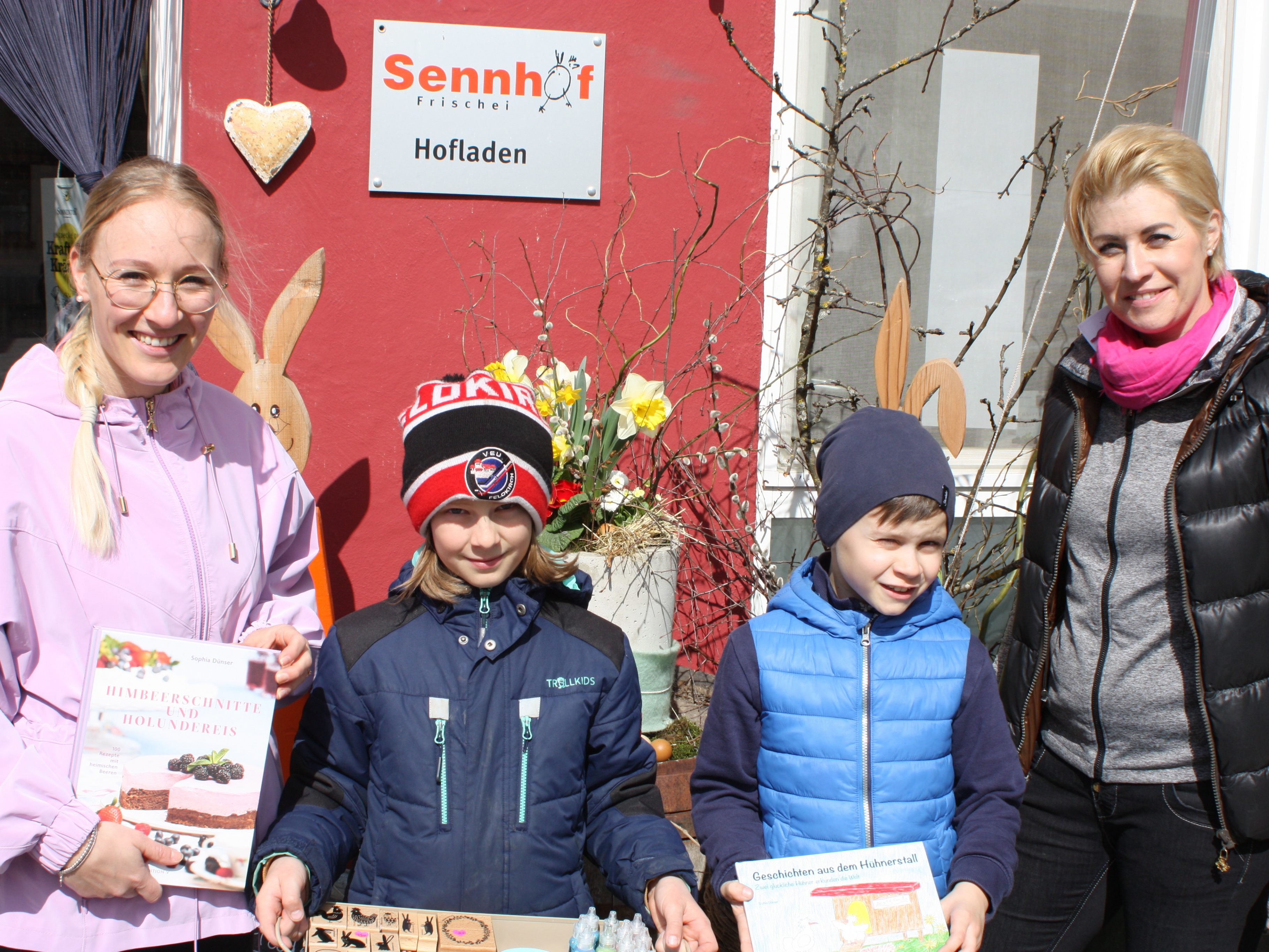Buchautorin Sophia Dünser (l.) hat im Sennhof Brederis viele Kinder unterhalten. Auf dem Bild noch Sennhof Laden Mitarbeiterin Sabine Kasper. Buchautorin Sophia Dünser (l.) hat im Sennhof Brederis viele Kinder unterhalten. Auf dem Bild noch Sennhof Laden Mitarbeiterin Sabine Kasper.