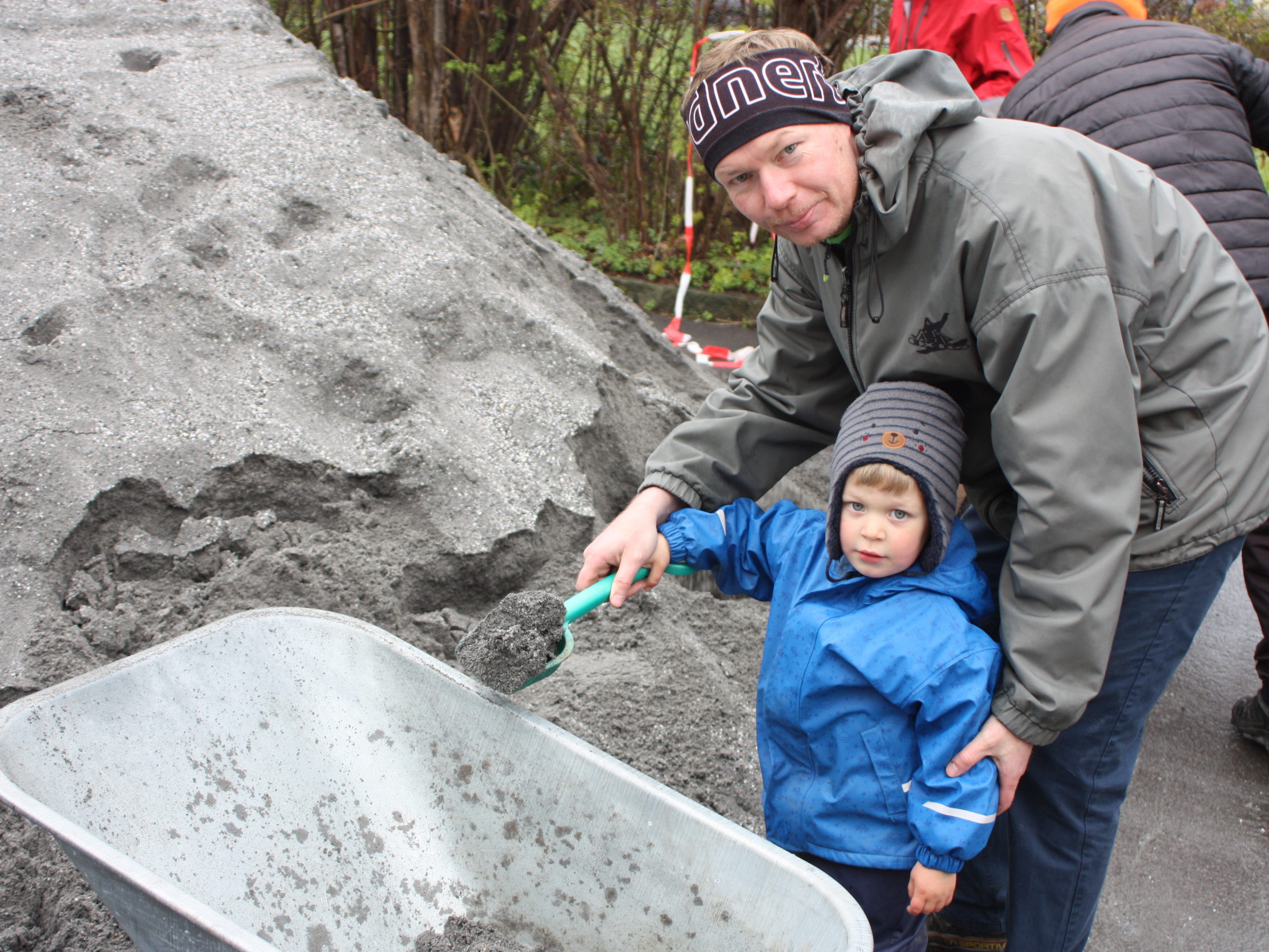 Vater Bernhard Keckeis mit Sohn Nathan holten sich den Spielsand vor Ort ab. Vater Bernhard Keckeis mit Sohn Nathan holten sich den Spielsand vor Ort ab.