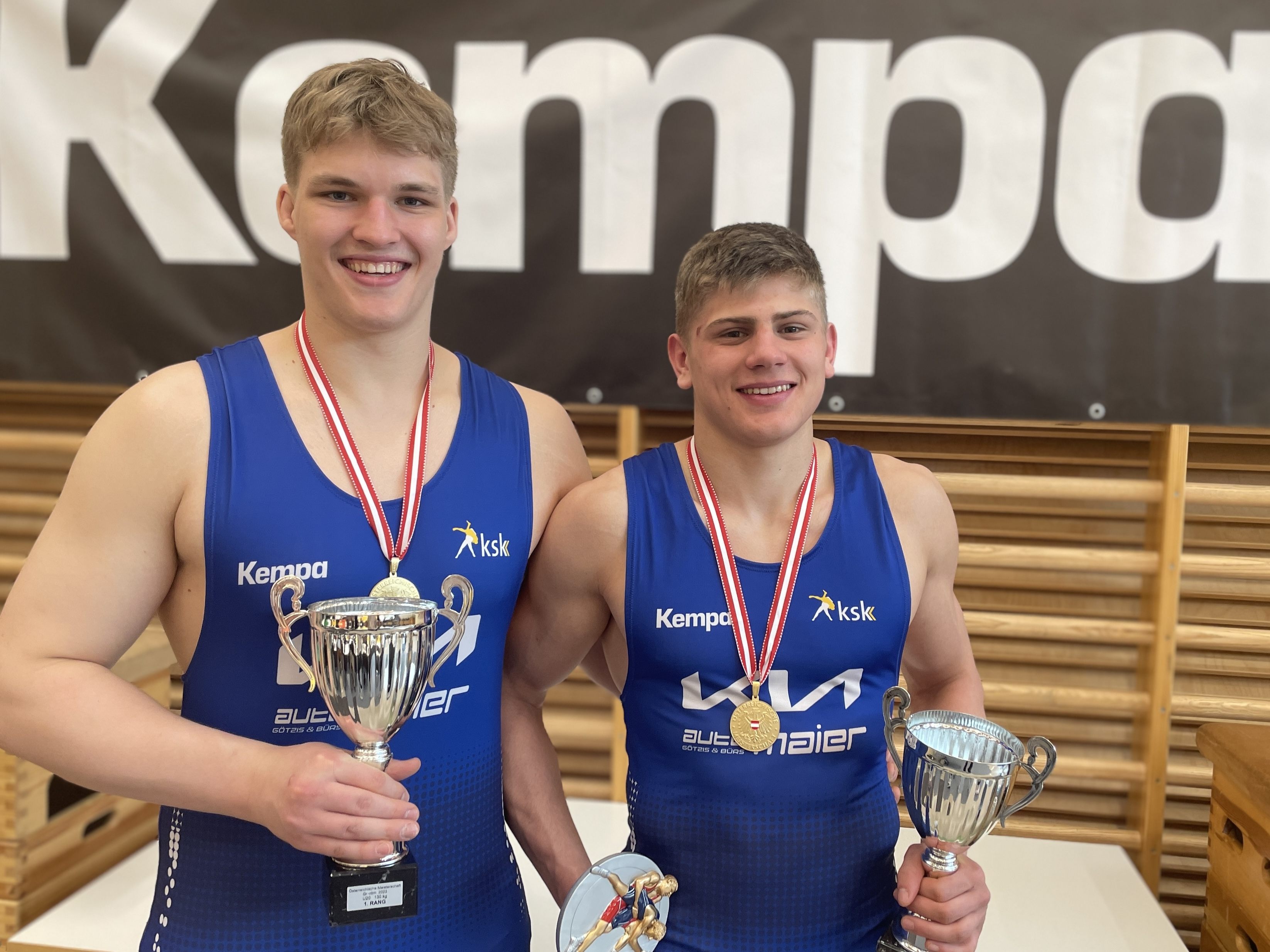 Jubelten: Die Doppelstaatsmeister Leonard Junger und Paul Maier. Jubelten: Die Doppelstaatsmeister Leonard Junger und Paul Maier.