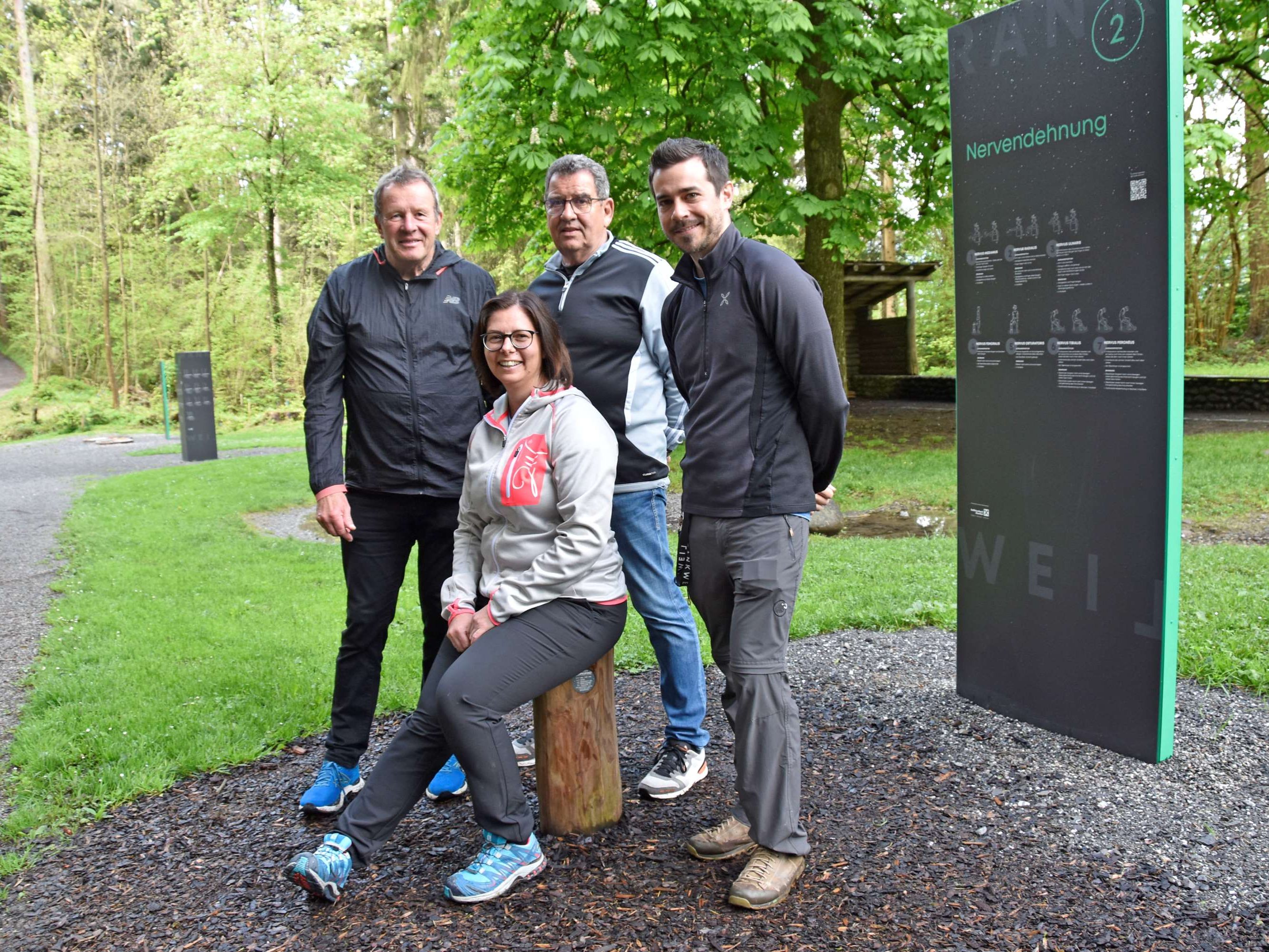 Freuen sich über die Eröffnung des österreichweit einzigartigen Fitnessparcours: Sportwissenschafter Konrad Höfinger, Bgm. Katharina Wöß-Krall, Gemeinderat Helmut Jenny und Andreas Wally (zuständig für den Bereich Vereine, Jugend, Kultur und Sport im Rathaus). Freuen sich über die Eröffnung des österreichweit einzigartigen Fitnessparcours: Sportwissenschafter Konrad Höfinger, Bgm. Katharina Wöß-Krall, Gemeinderat Helmut Jenny und Andreas Wally (zuständig für den Bereich Vereine, Jugend, Kultur und Sport im Rathaus).