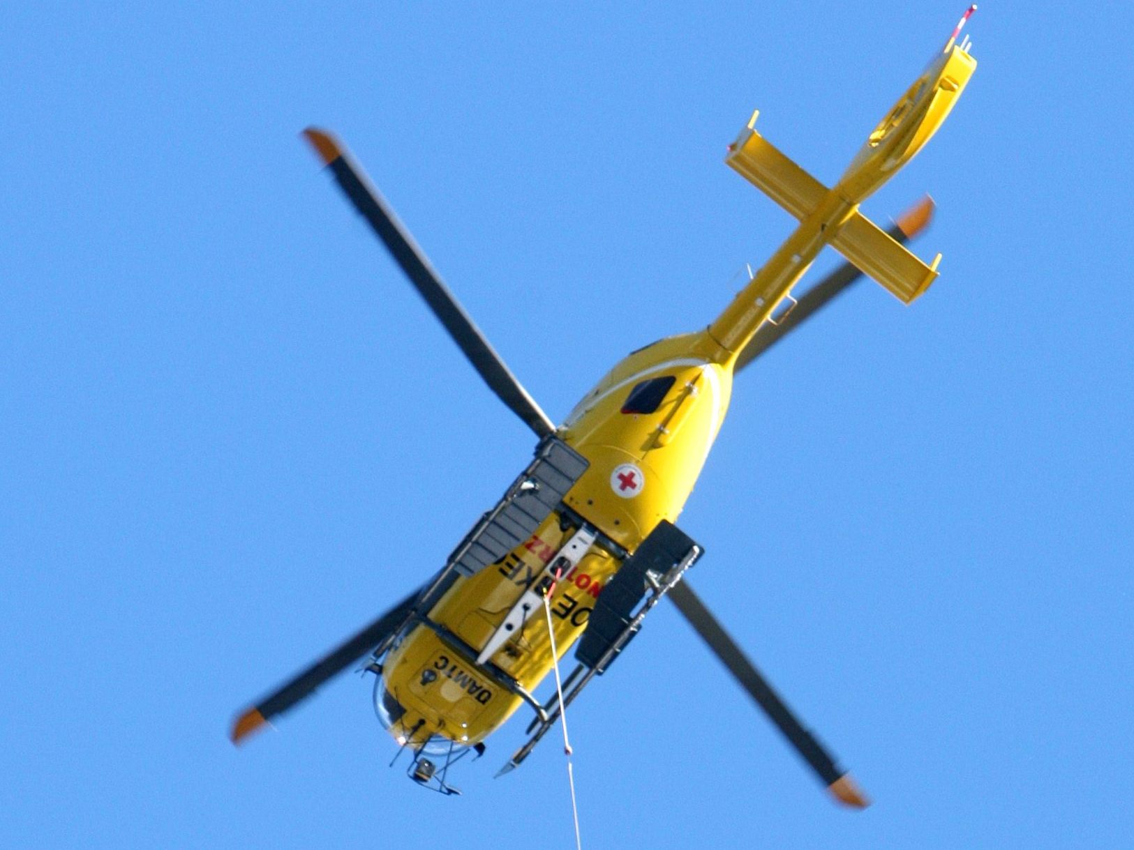 Bei einem Absturz in den Bergen wurden zwei Deutsche schwer verletzt. Bei einem Absturz in den Bergen wurden zwei Deutsche schwer verletzt.